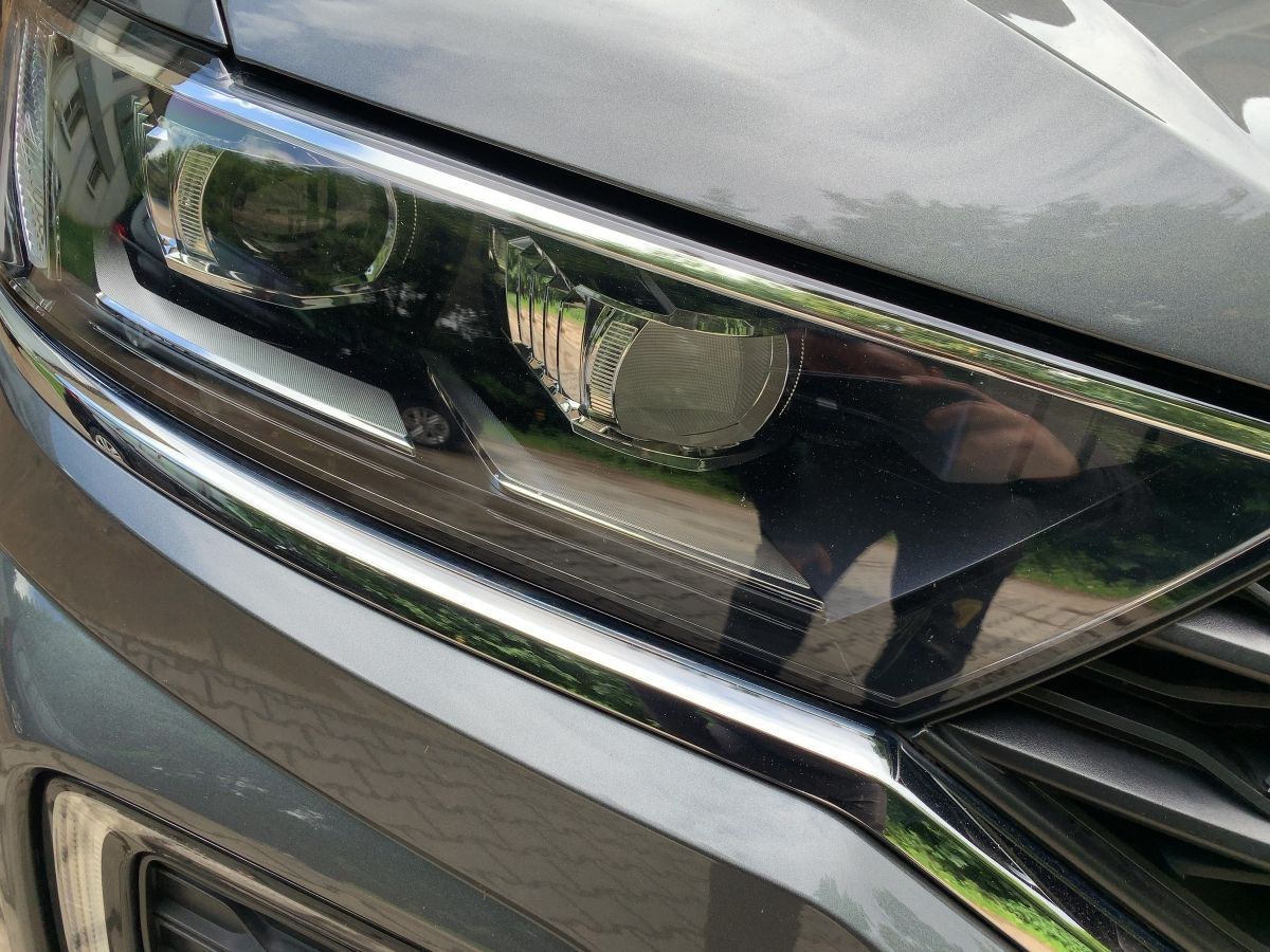 Volkswagen T-Roc 1.5 TSI DSG R-LINE - Samsaru's Car Outlet