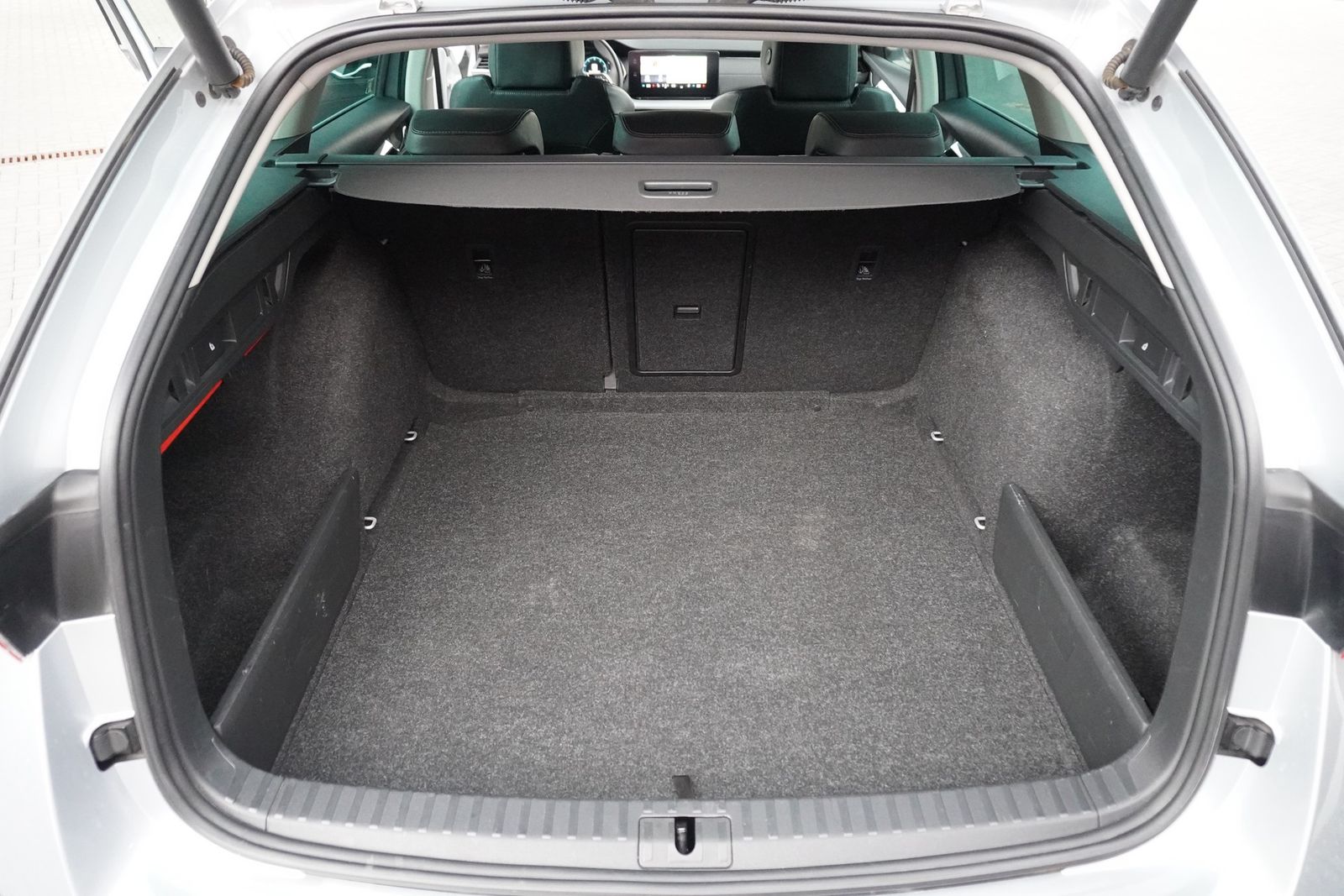 Skoda Octavia Combi 2.0 TDI Style - Samsaru's Car Outlet