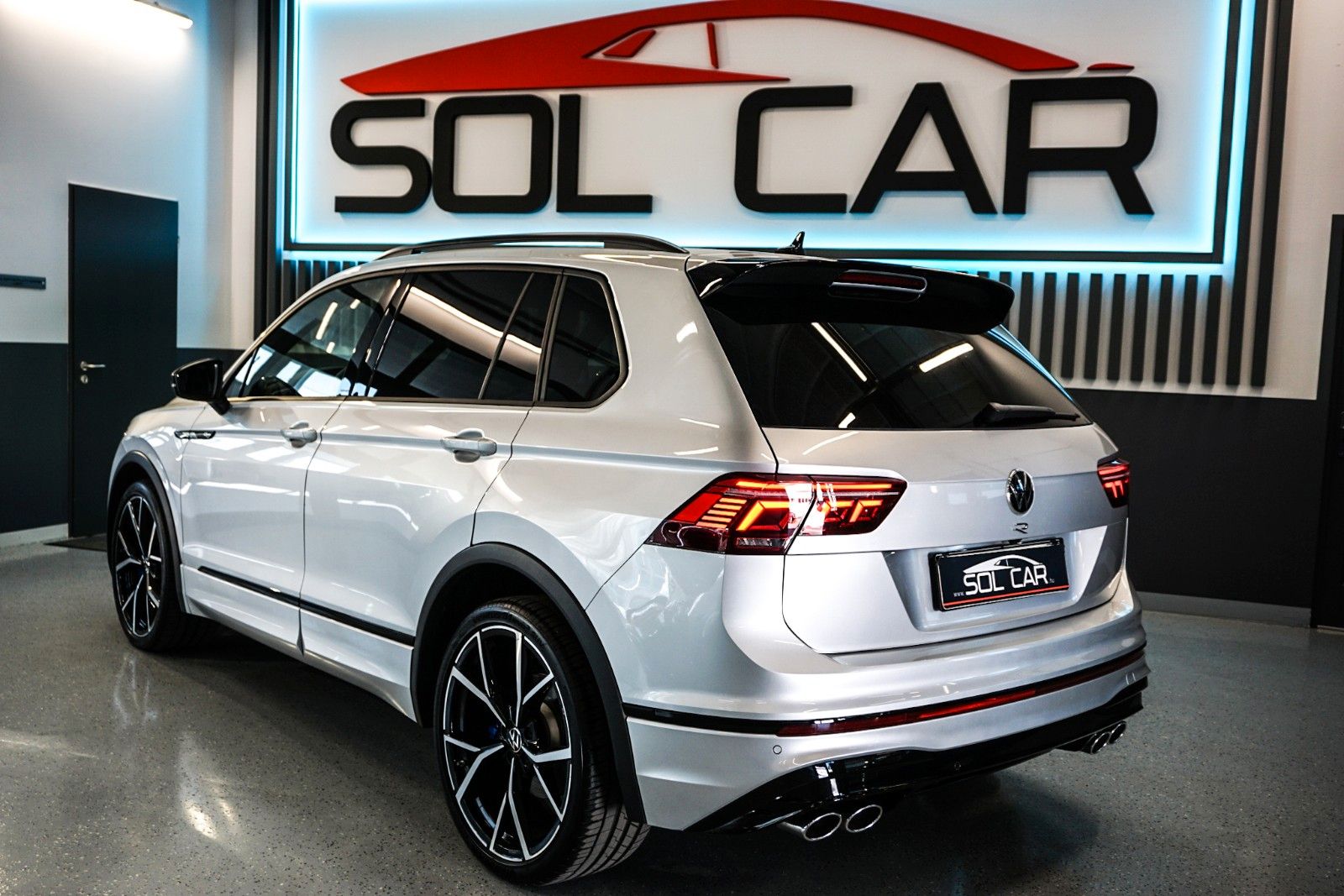 Volkswagen Tiguan R 4Motion - Samsaru's Car Outlet