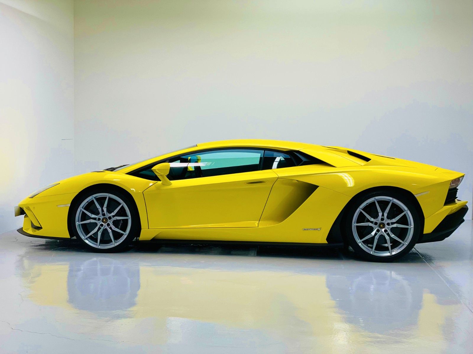 Lamborghini Aventador S - Samsaru's Car Outlet