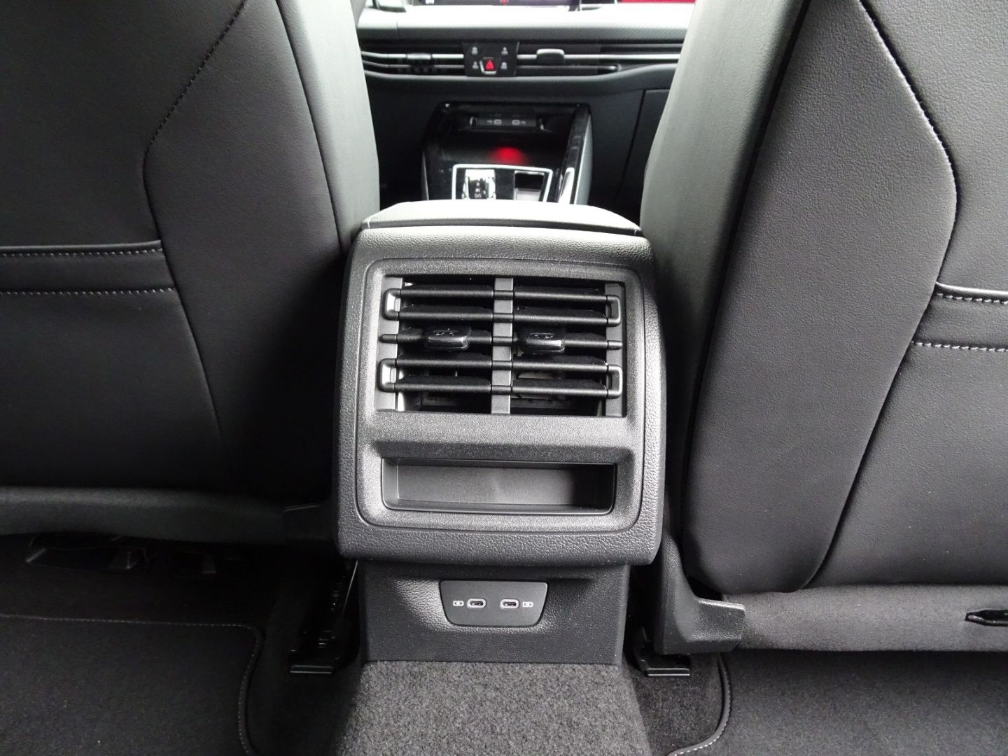 Volkswagen Golf VIII 2.0 TSI DSG R-Line - Samsaru's Car Outlet