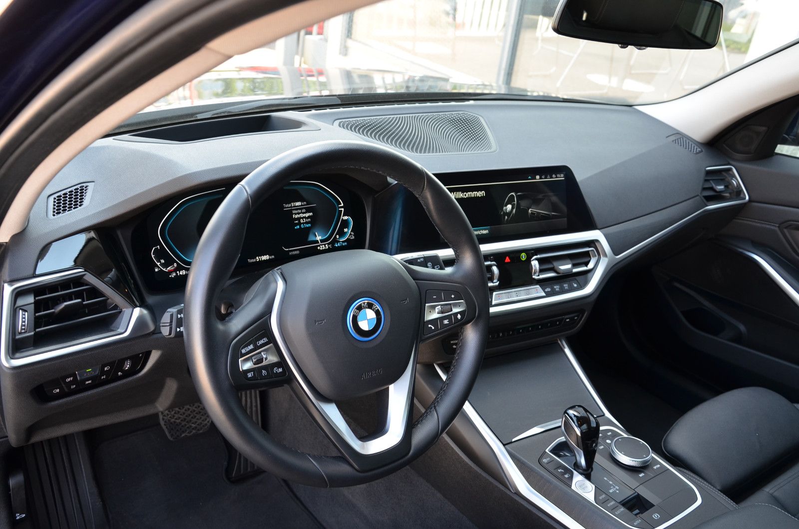 BMW 330e - Samsaru's Car Outlet