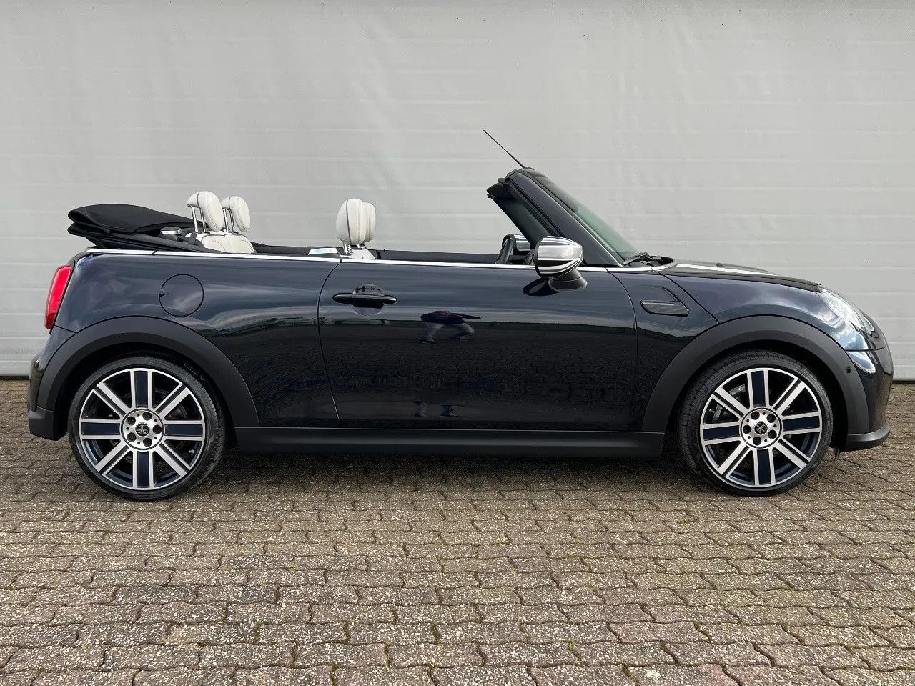 MINI Cooper Cabrio YOURS - Samsaru's Car Outlet