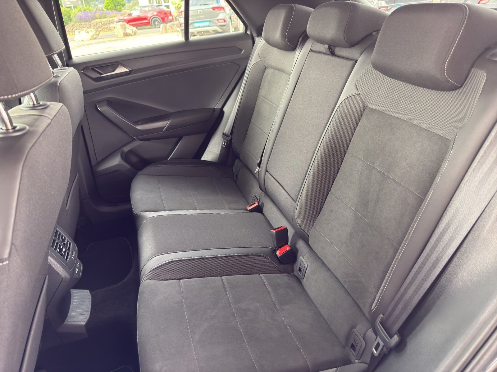 Volkswagen T-Roc R-Line 1.5 l TSI - Samsaru's Car Outlet