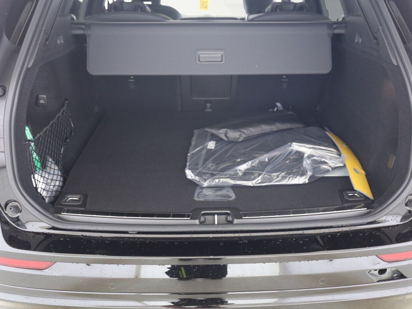 Volvo XC60 T6 Ultra Black Edition Plug-In Hybrid AWD - Samsaru's Car Outlet