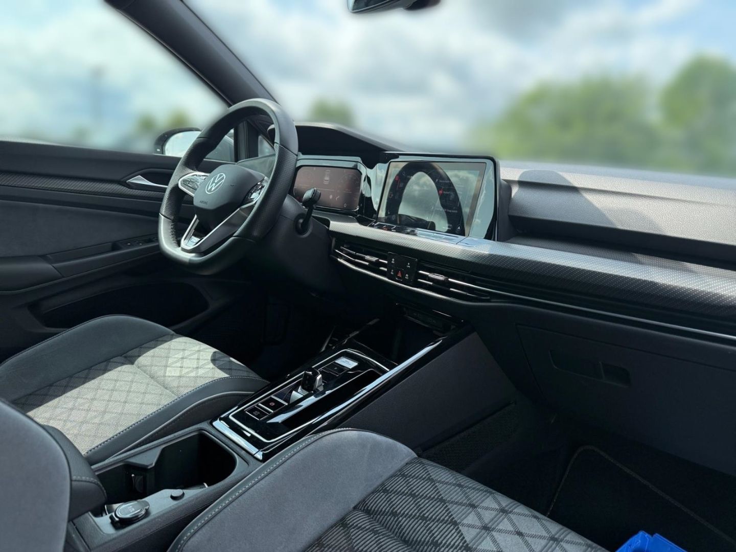 Volkswagen Golf 8 VIII R-Line 1.5 eTSI - Samsaru's Car Outlet