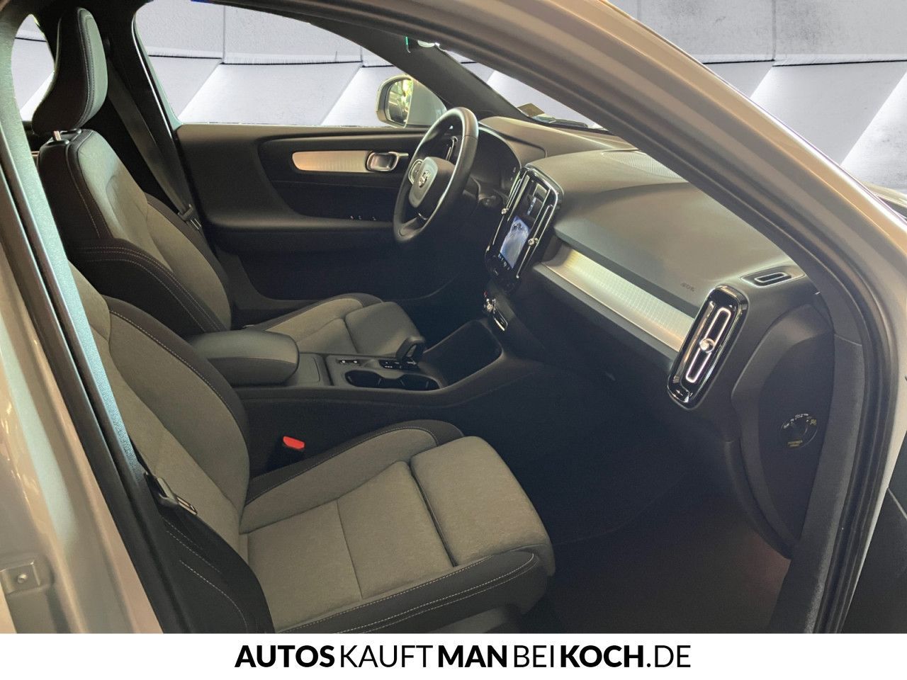 Volvo XC40 B3 DKG Core AHK LED SHZ/LHZ NAVI PDC/CAM!