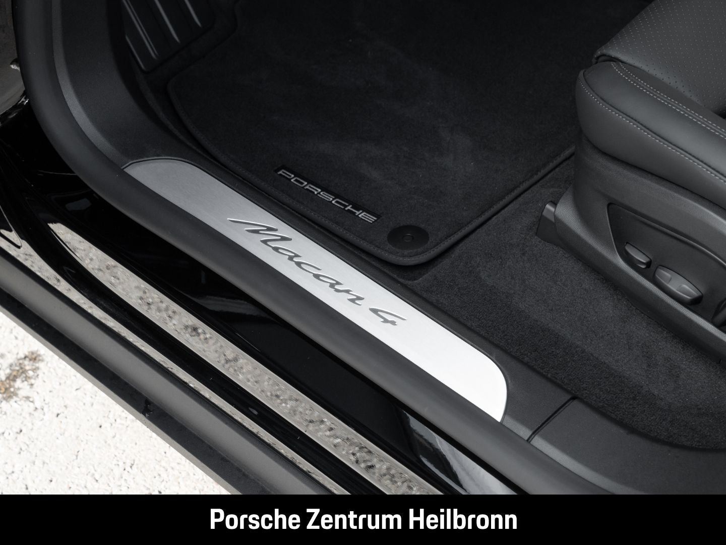 Porsche Macan 4 Surround-View LED-Matrix Abstandstempoma