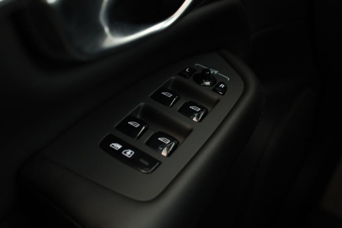 Volvo XC90 B5 AWD Core 7S LED Navi SHZ ACC Kam 20" AHK