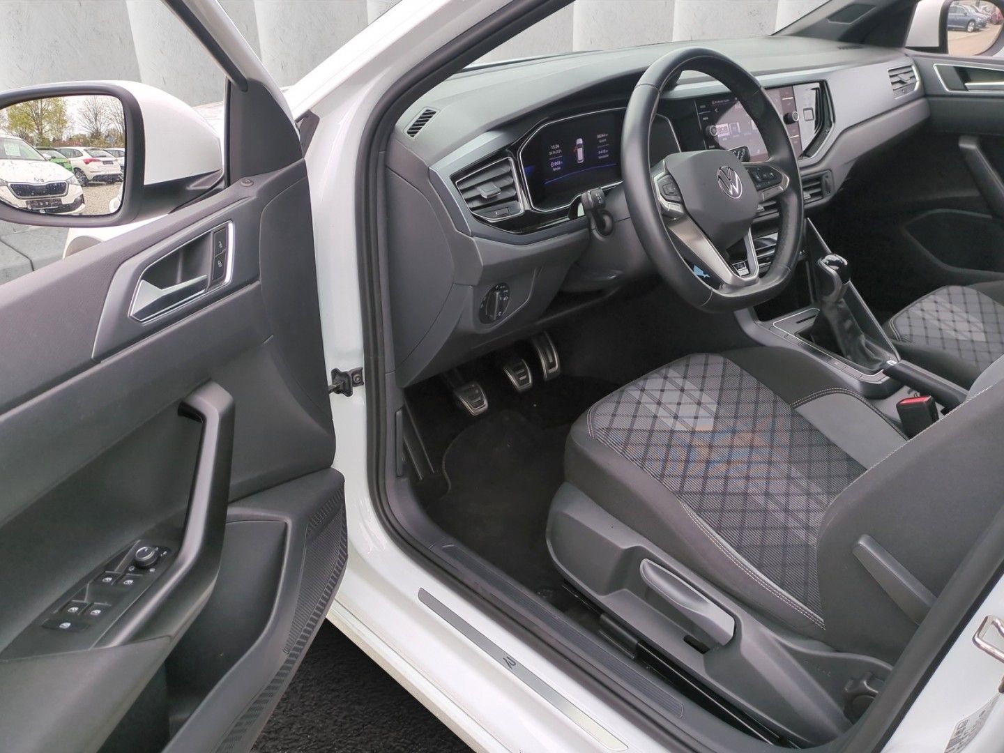 Volkswagen Taigo R-LINE 1.0TSI - Samsaru's Car Outlet
