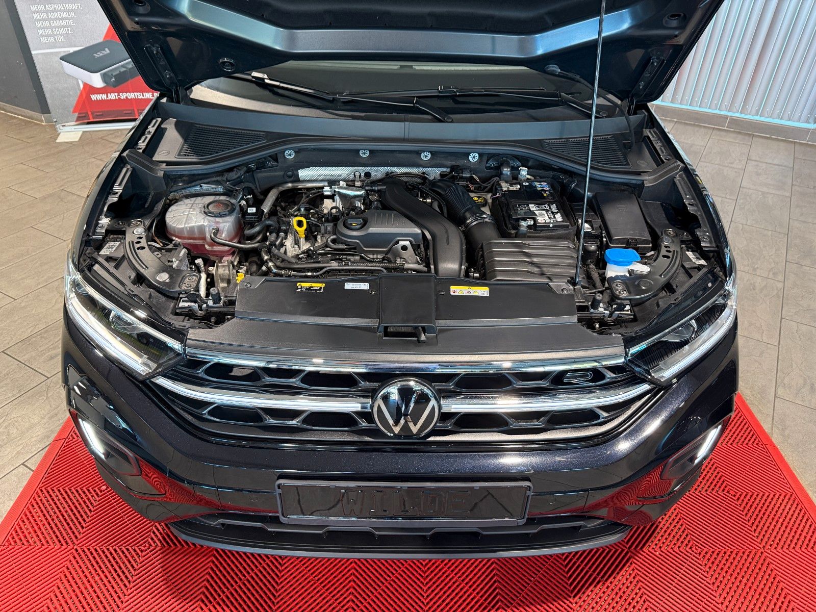 Volkswagen T-Roc R-Line - Samsaru's Car Outlet