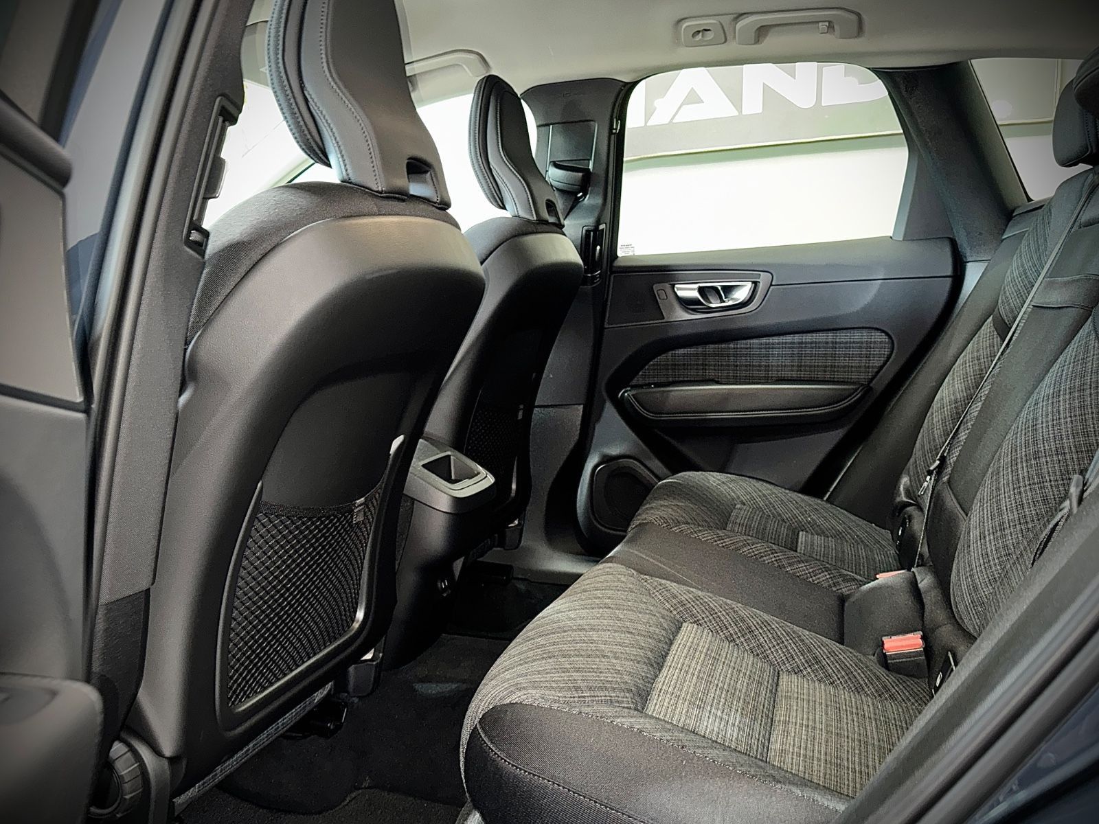 Volvo XC60 Momentum Pro 2WD - Samsaru's Car Outlet