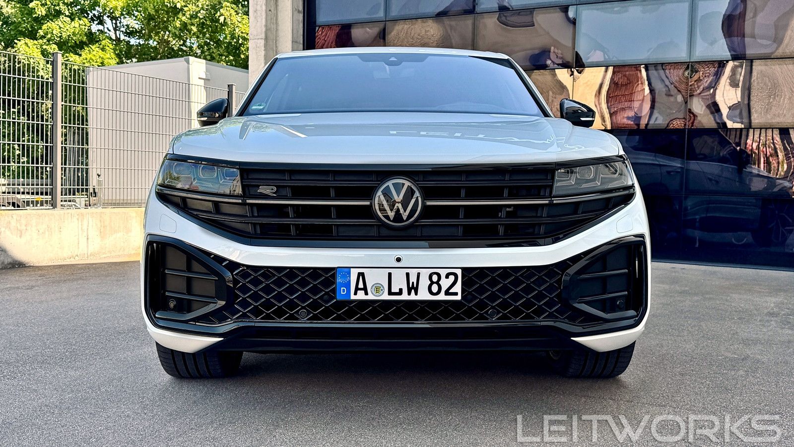 Volkswagen Touareg R-Line - Samsaru's Car Outlet