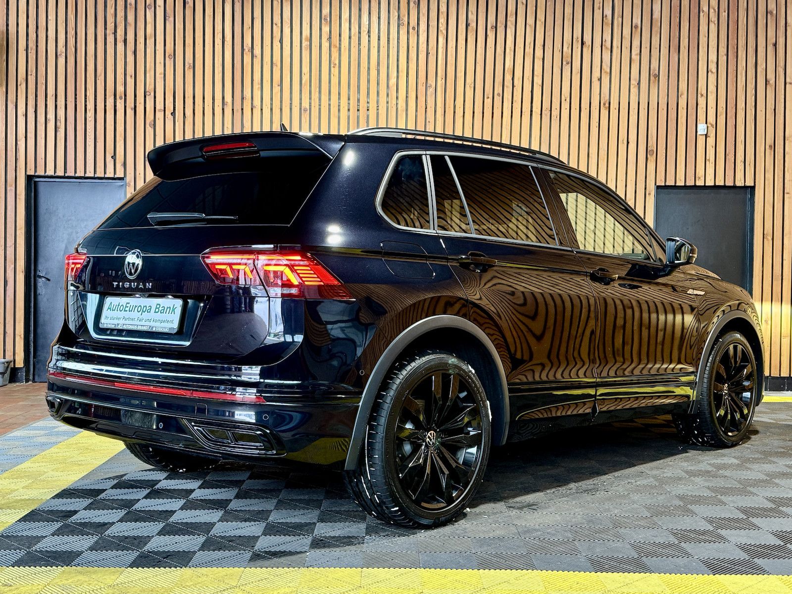 Volkswagen Tiguan 2,0 TDI 4M DSG R-Line Black *Navi*AHK*IQ*