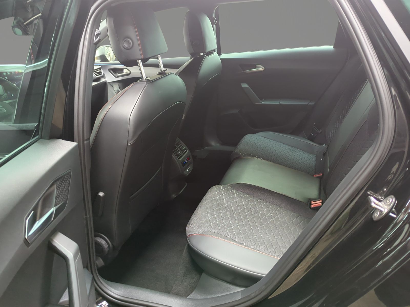 Seat Leon Sportstourer FR 2.0 TDI DSG AHK LED NAV KAM