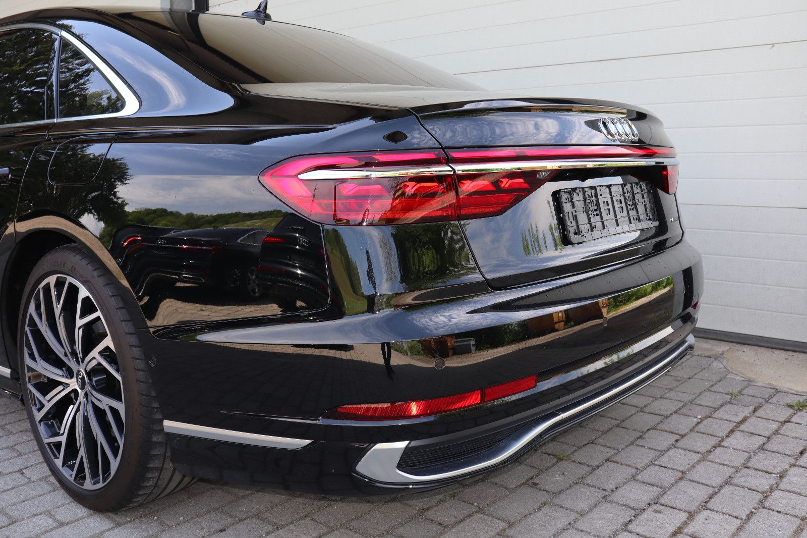Audi A8L 60 TFSIe lang S-Line - Samsaru's Car Outlet