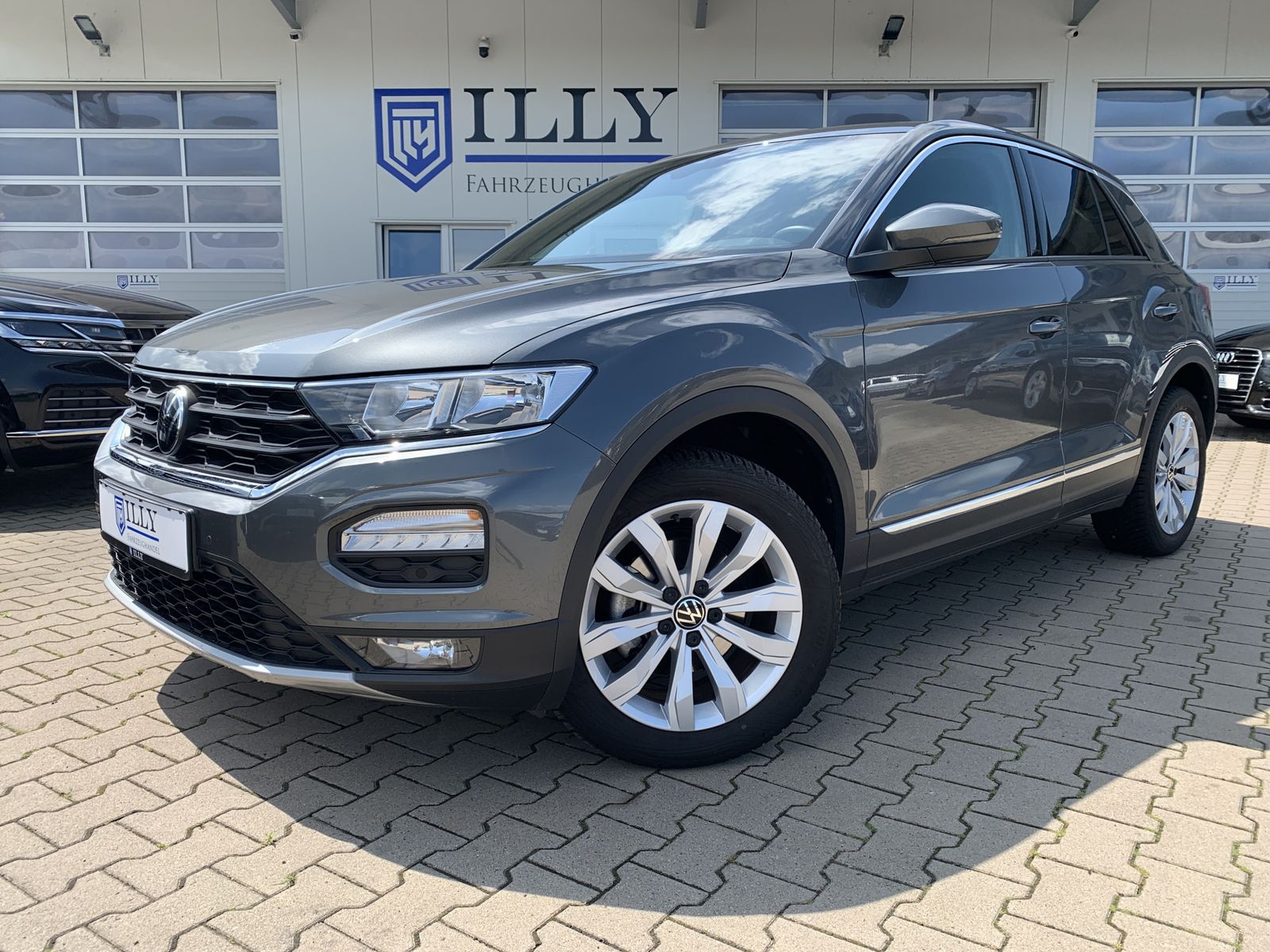 Volkswagen T-Roc 1.5 TSI Sport - Samsaru's Car Outlet