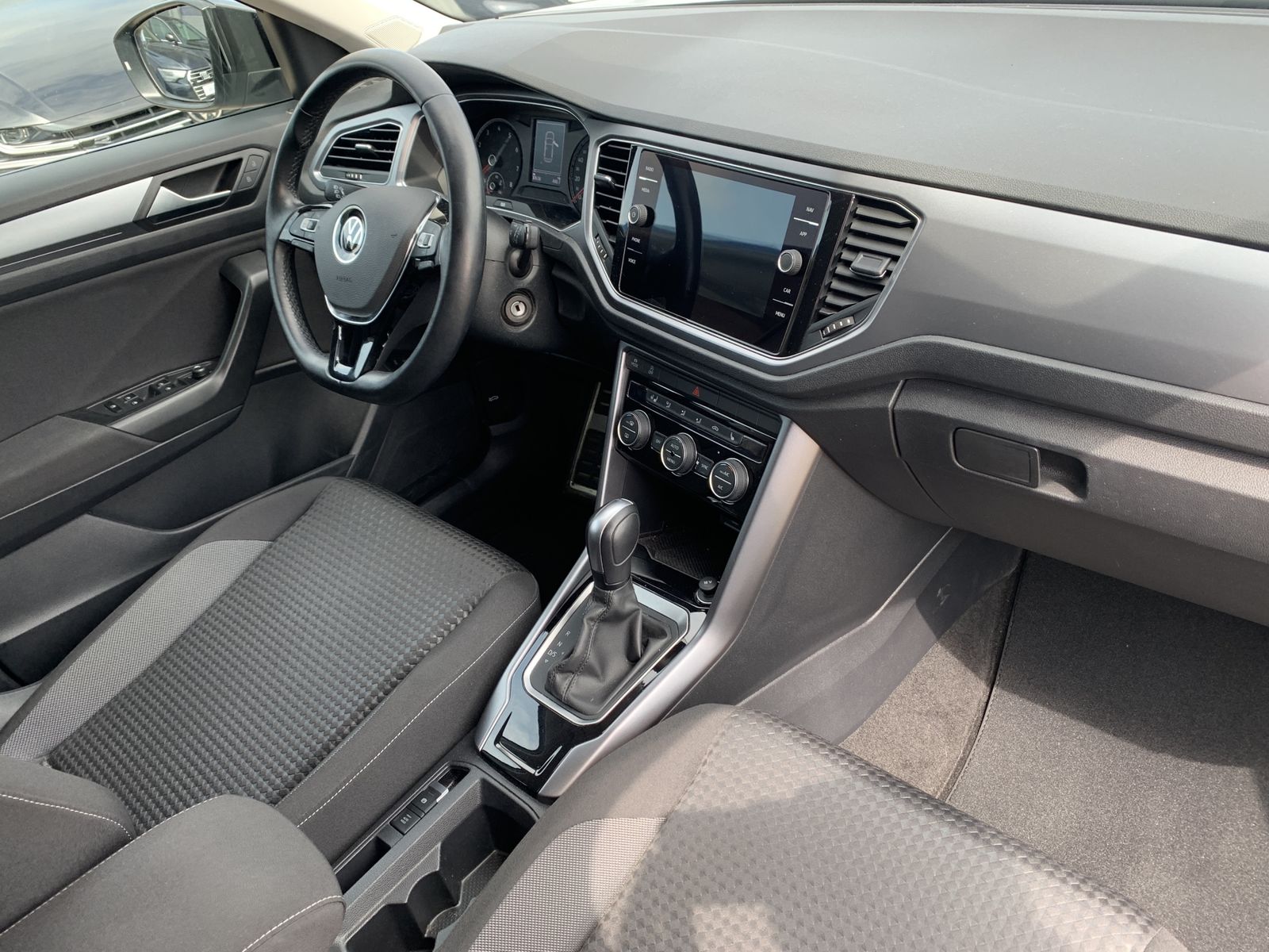 Volkswagen T-Roc 1.5 TSI Active - Samsaru's Car Outlet