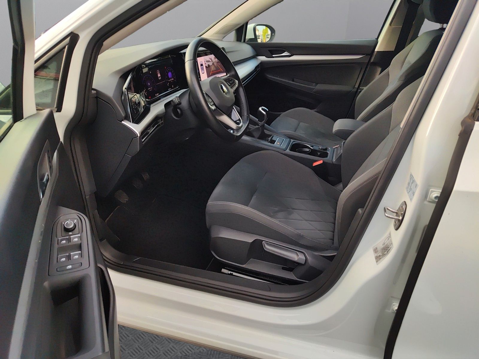 Volkswagen Golf VIII Variant 1.5 TSI - Samsaru's Car Outlet