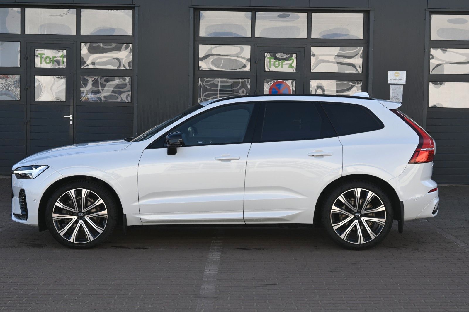 Volvo XC60 B5D AWD R-Design*LUFT*360*H&K*STHZ*HUD*QI