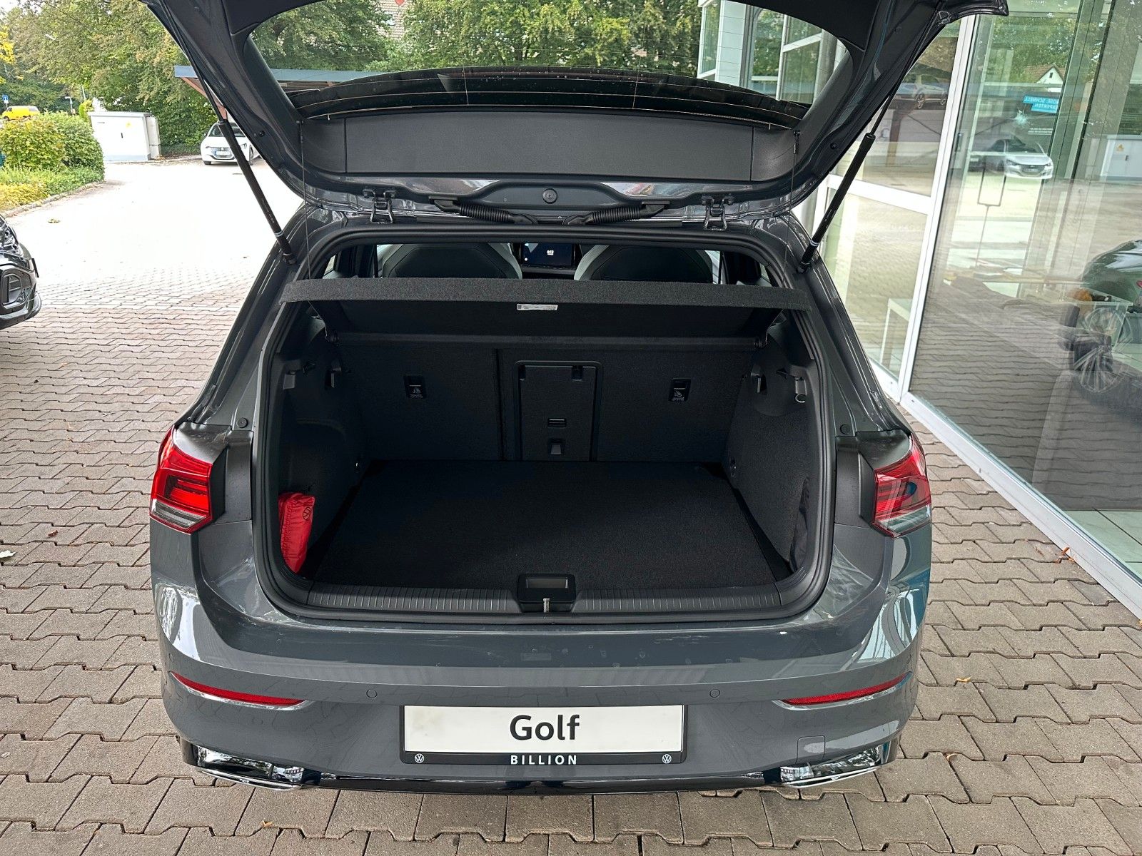 Volkswagen Golf VIII 1.5 eTSI OPF DSG R-Line - Samsaru's Car Outlet