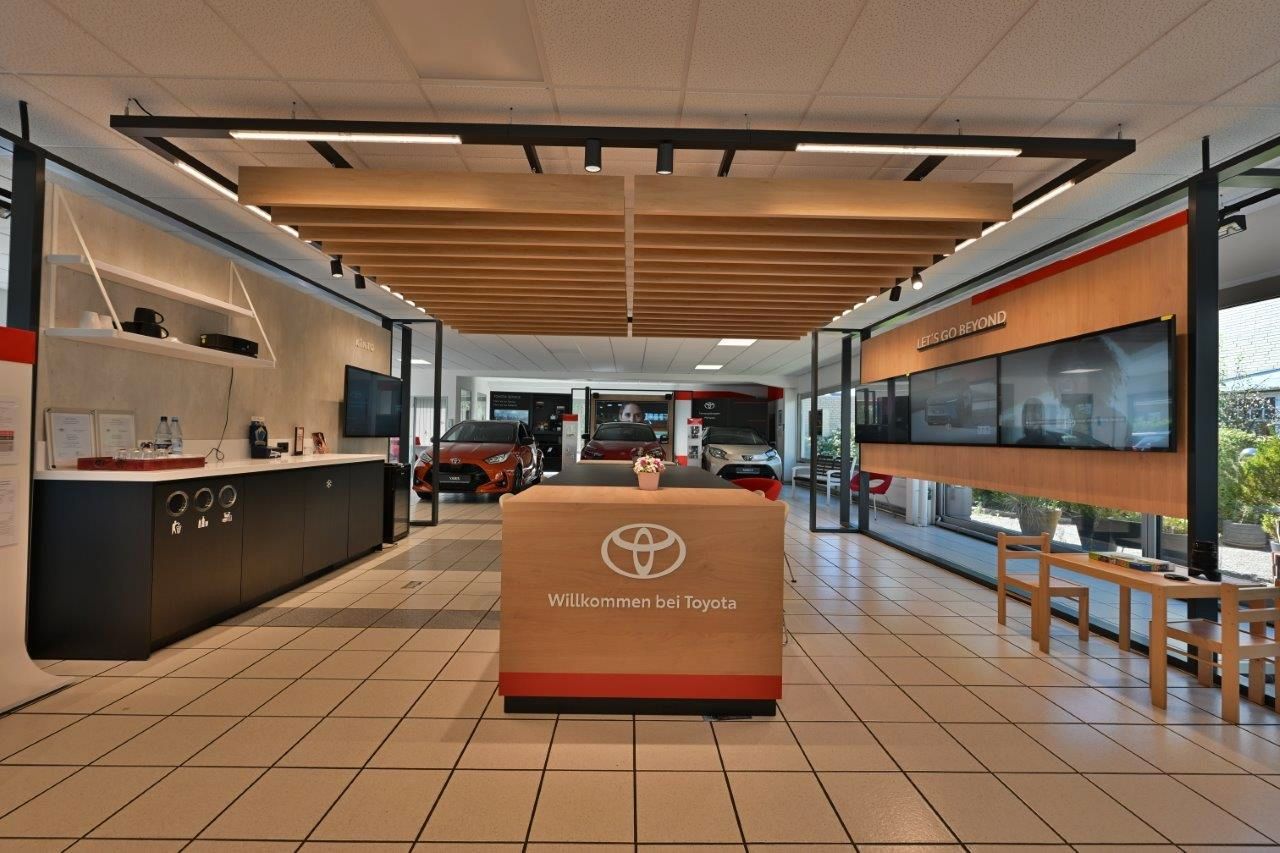 Toyota Corolla Hybrid - Samsaru's Car Outlet