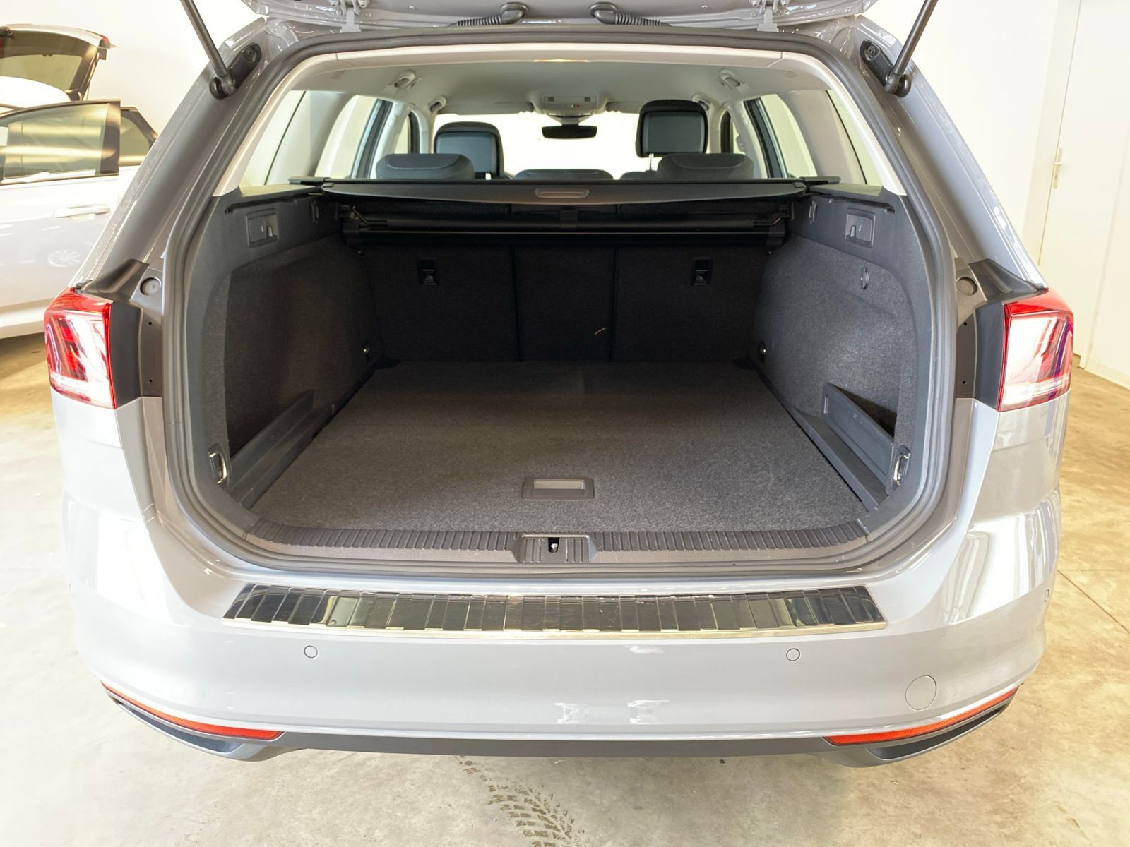 Volkswagen Passat Variant 1.5 TSI Business - Samsaru's Car Outlet