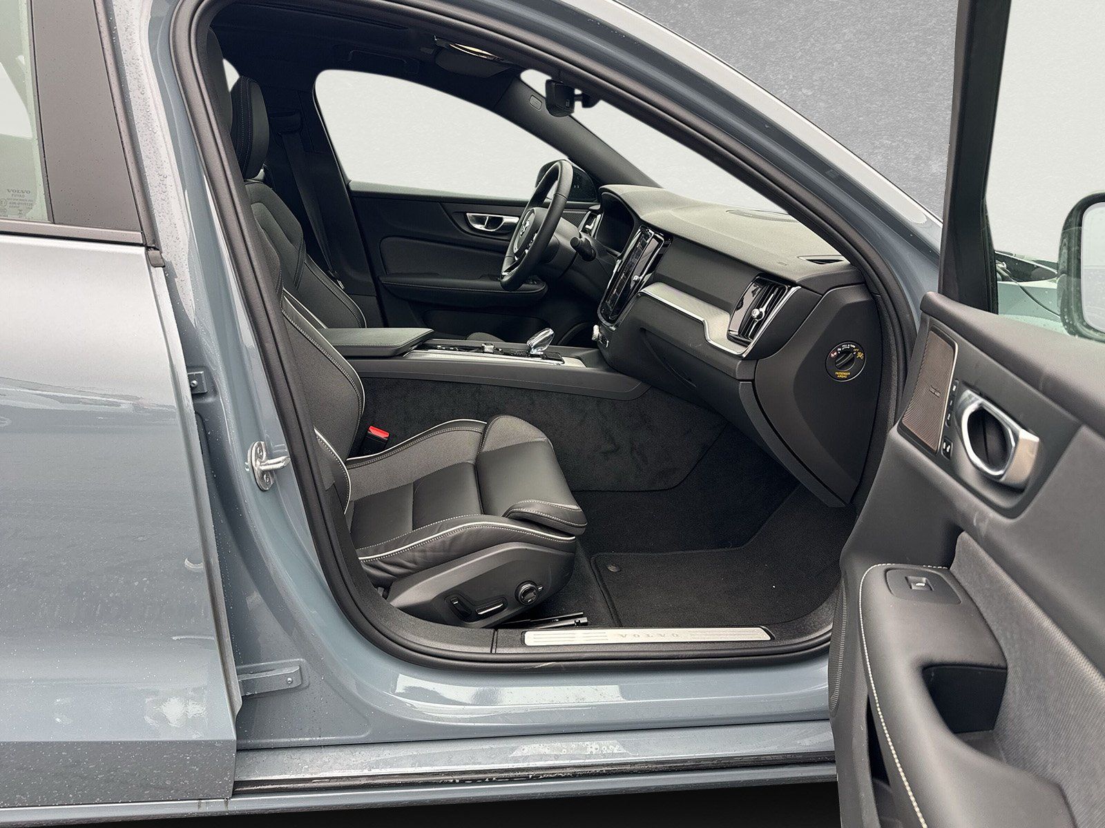 Volvo S60 B4 Benzin MHEV Plus Dark *PANO+Standheiz*