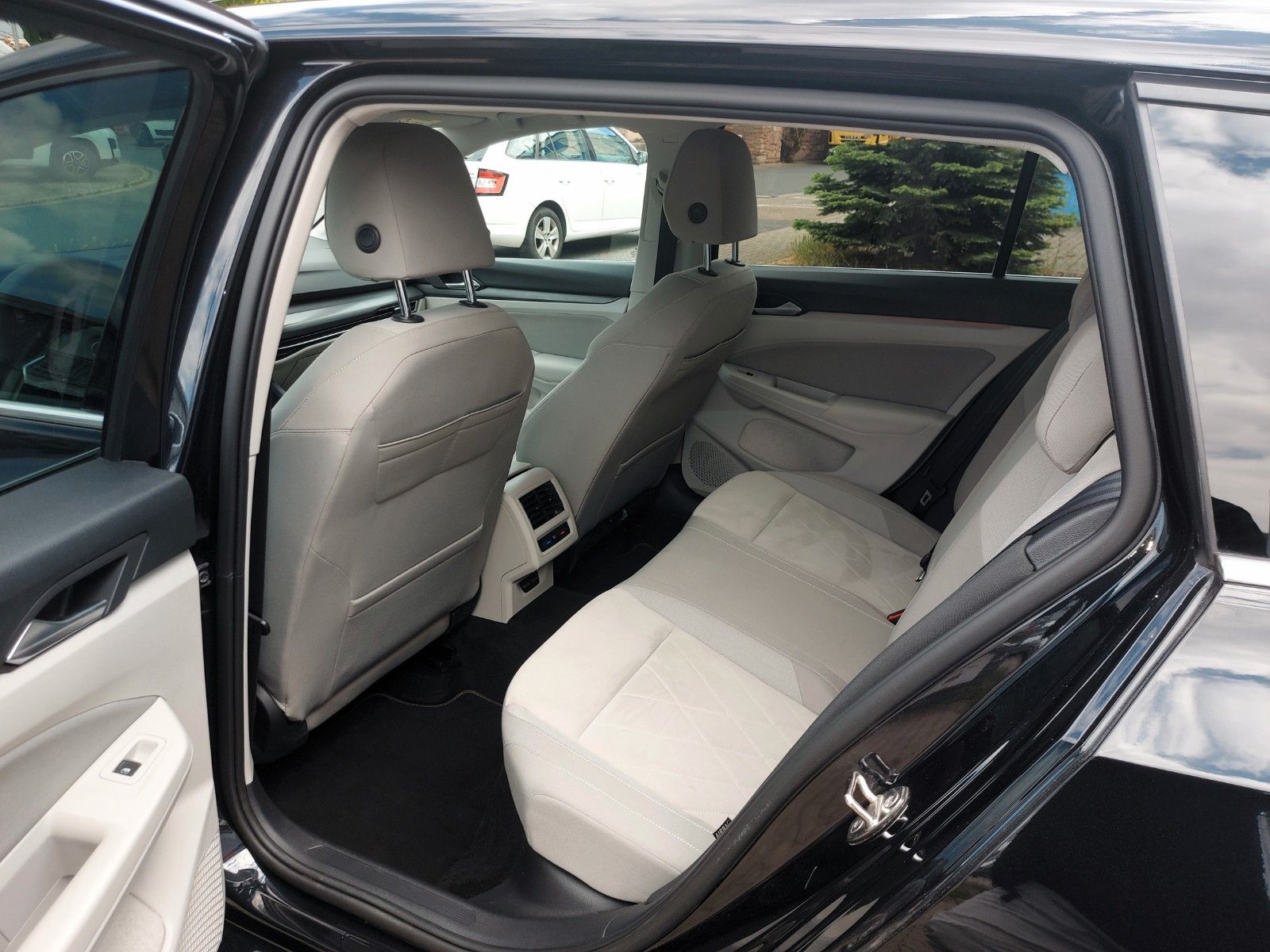 Volkswagen Golf VIII Variant 2.0 TDI Style - Samsaru's Car Outlet