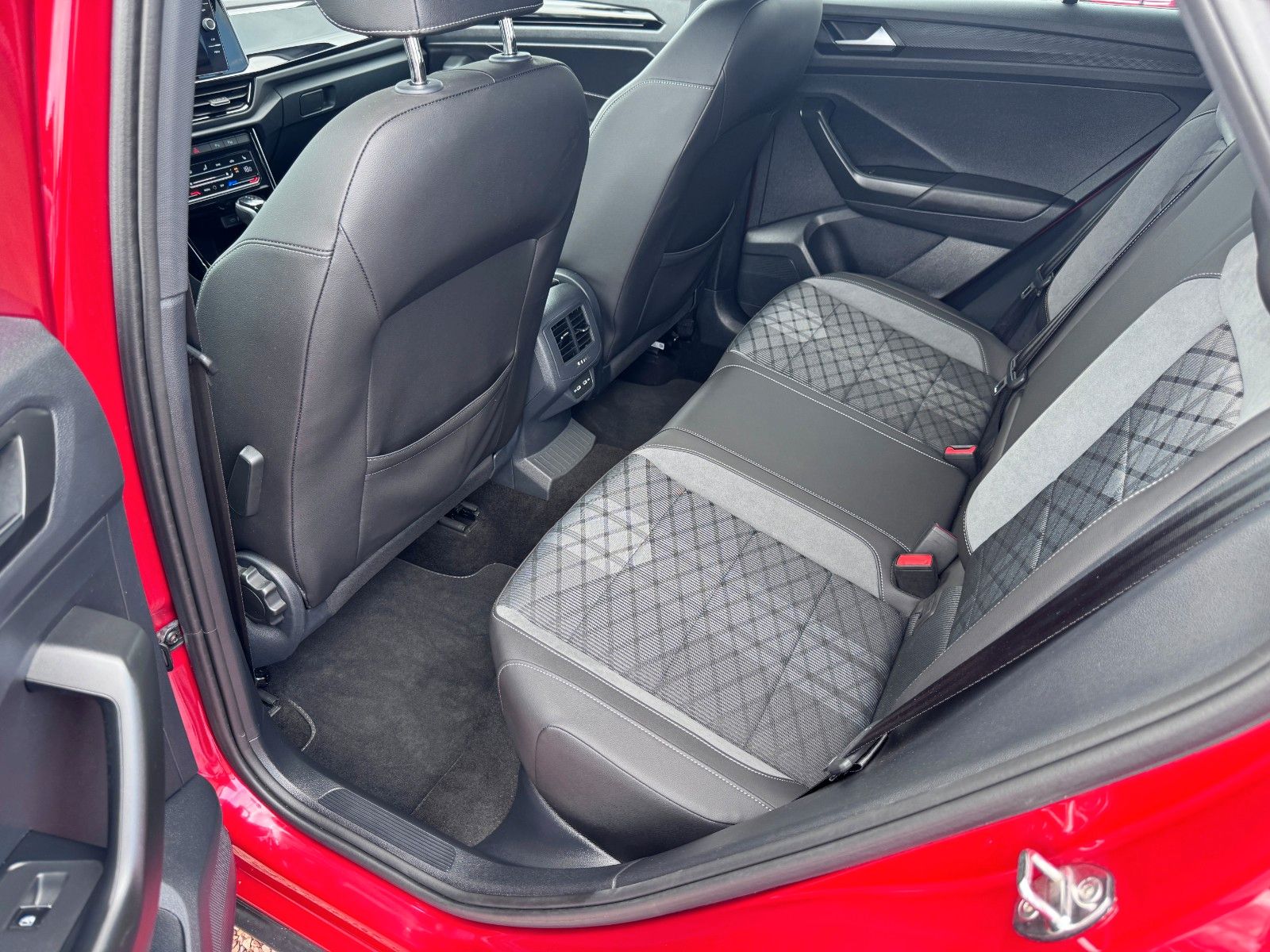 Volkswagen T-Roc R-Line - Samsaru's Car Outlet