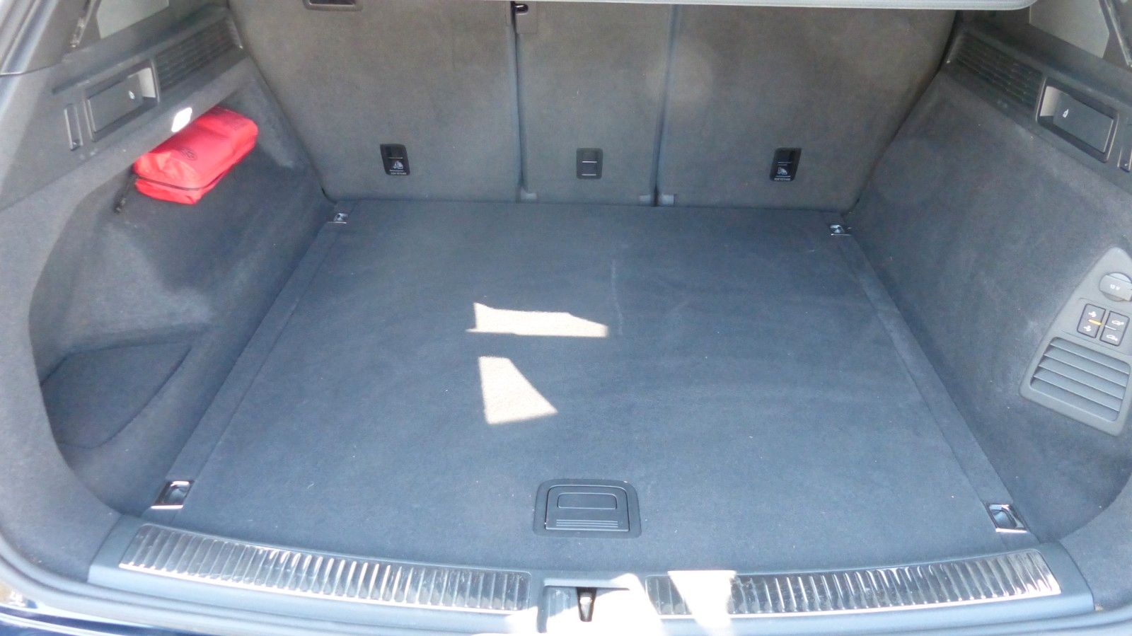 Volkswagen Touareg Elegance 4Motion - Samsaru's Car Outlet