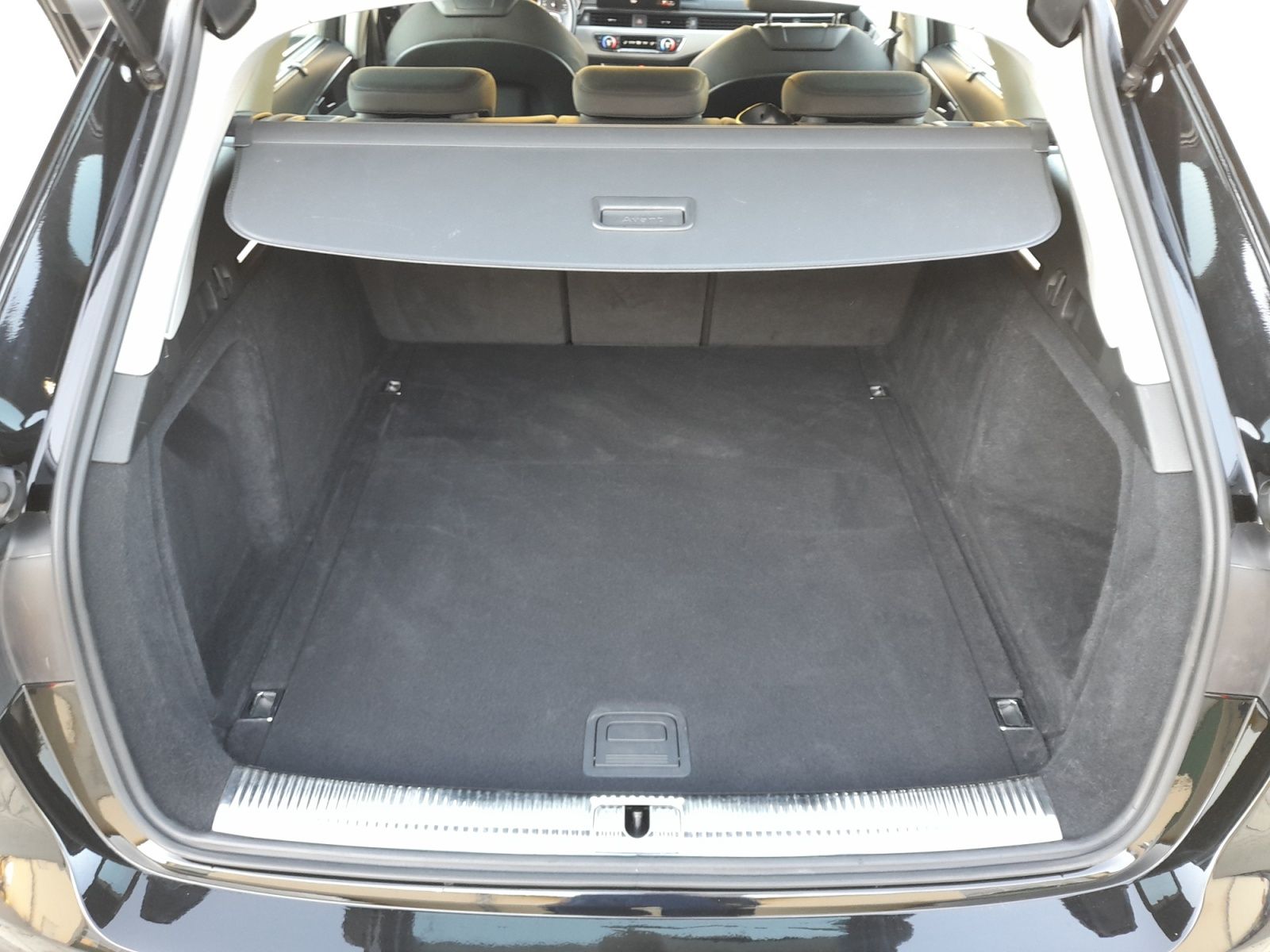 Audi A4 35 2.0 TDI Avant advanced - Samsaru's Car Outlet