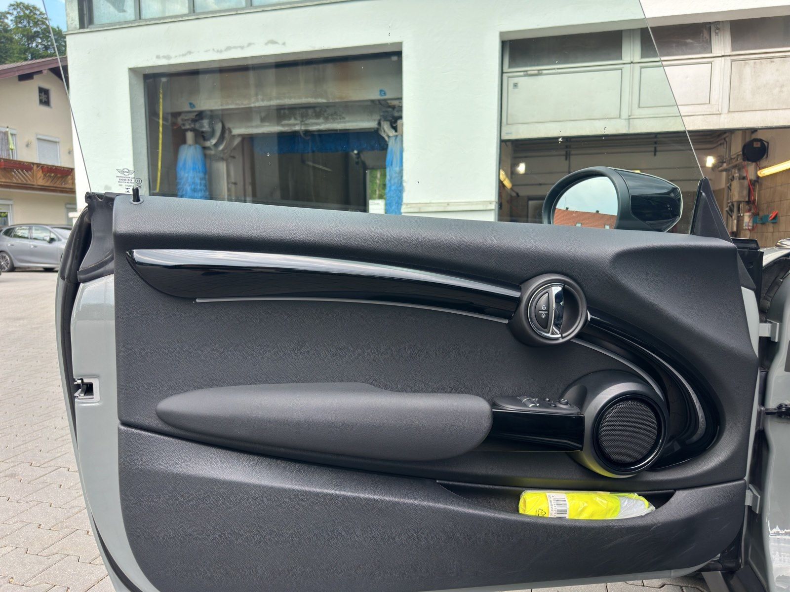 MINI Cooper SE Classic Piano Black - Samsaru's Car Outlet