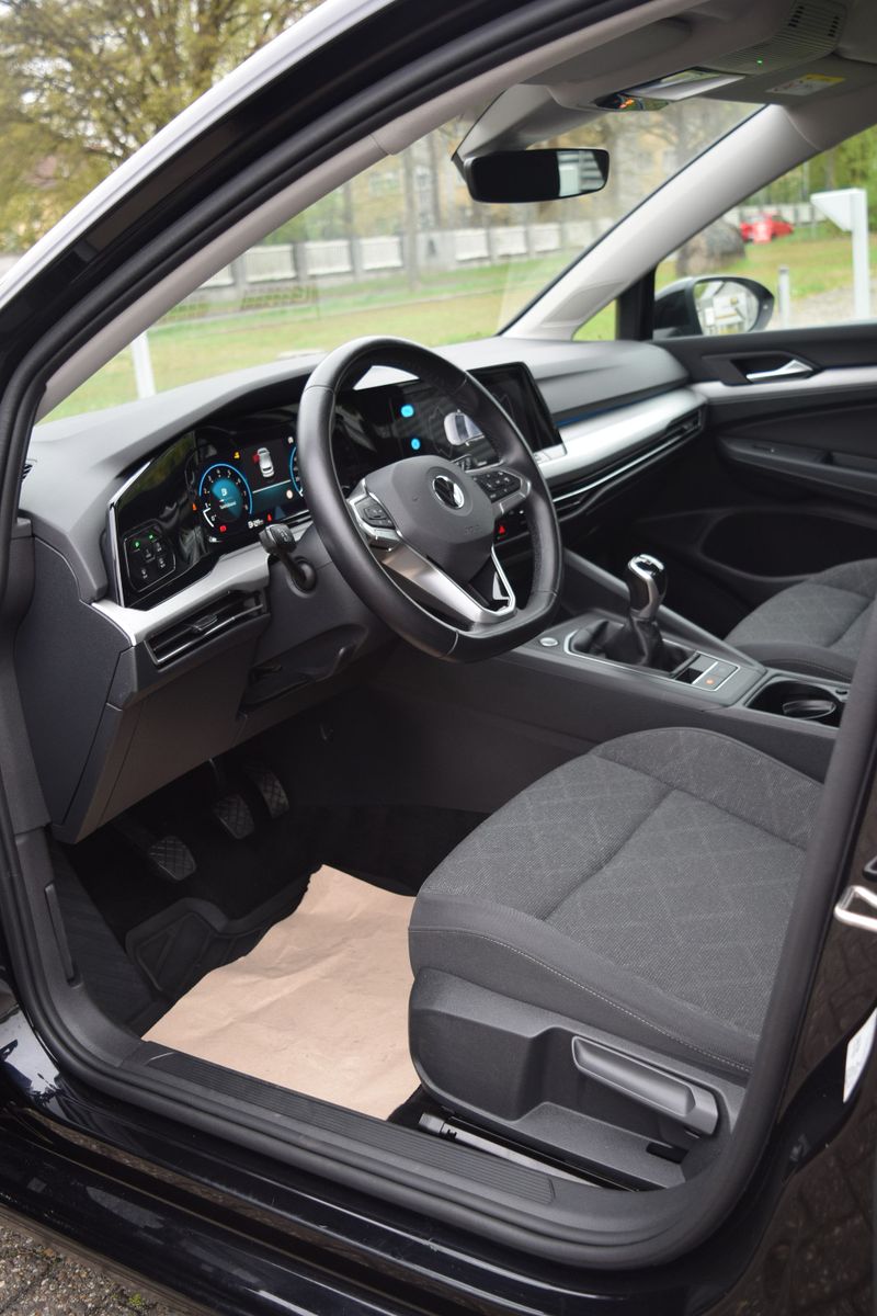 Volkswagen Golf VIII Lim. Life - Samsaru's Car Outlet
