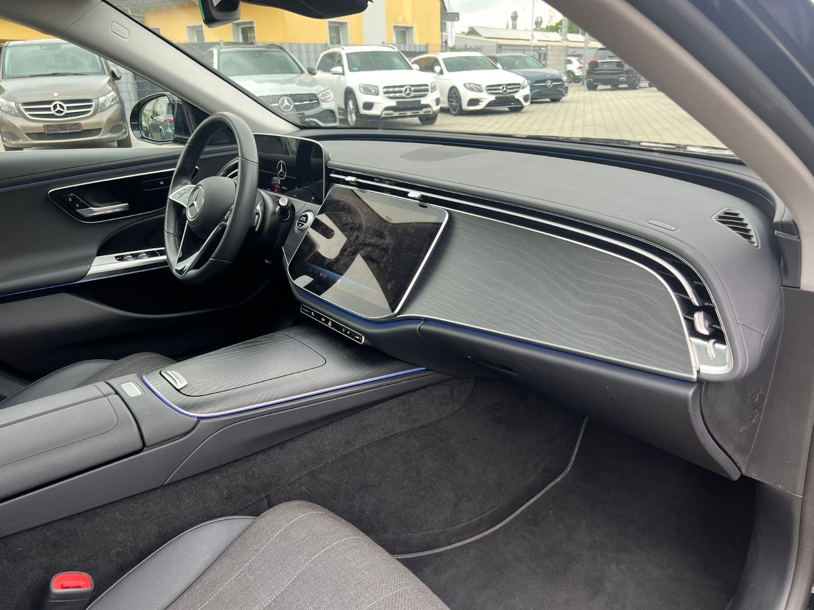 Mercedes-Benz E 200 - Samsaru's Car Outlet