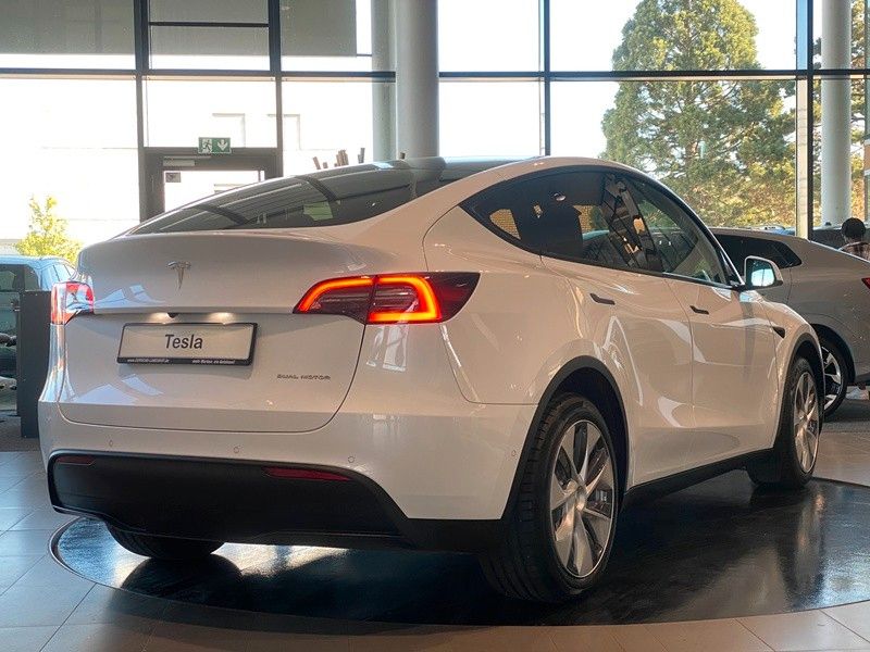 Tesla Model Y AWD Long Range Dual Motor Panorama LED