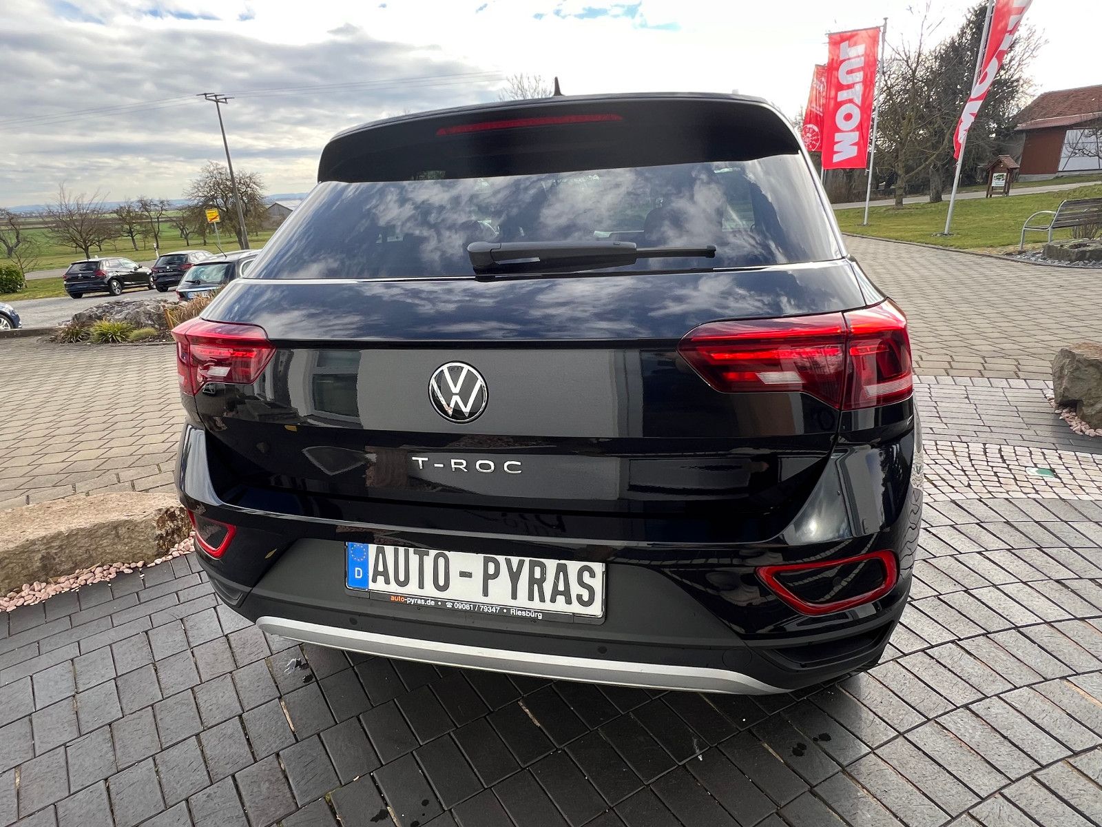 Volkswagen T-Roc Life TSI - Samsaru's Car Outlet