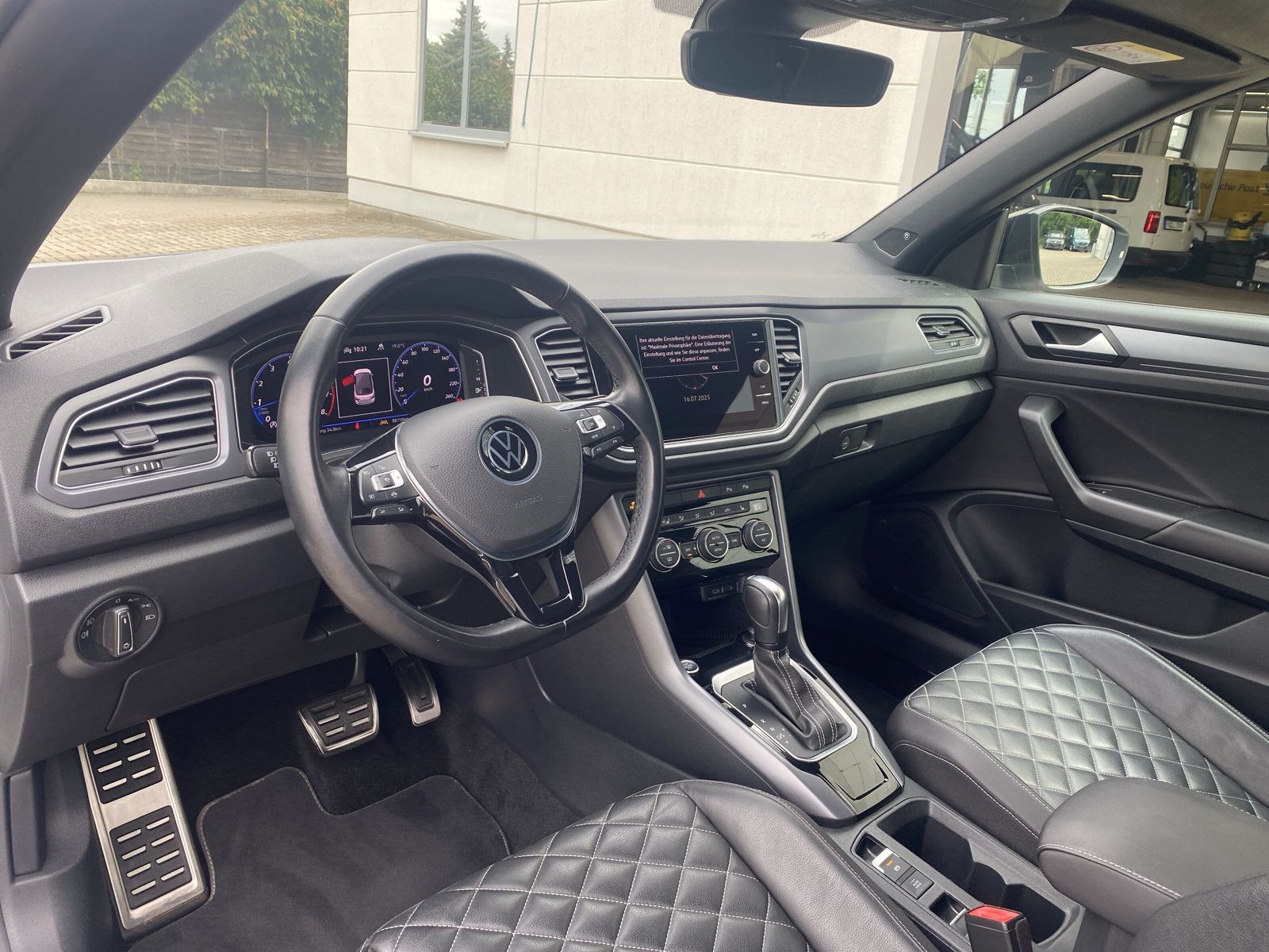 Volkswagen T-Roc 1.5 TSI DSG R-Line - Samsaru's Car Outlet