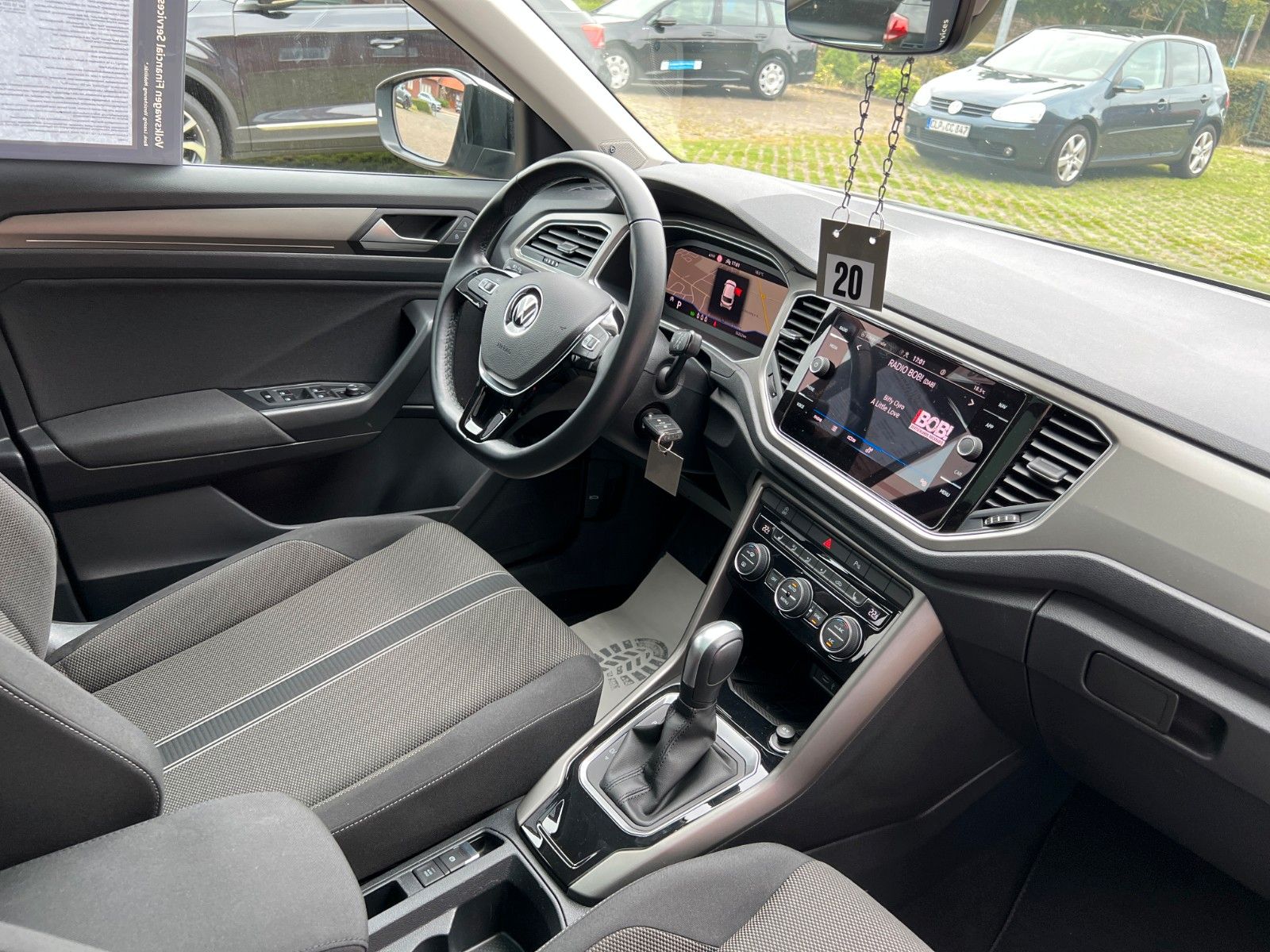 Volkswagen T-Roc Style 1.5TSi DSG R-Line - Samsaru's Car Outlet