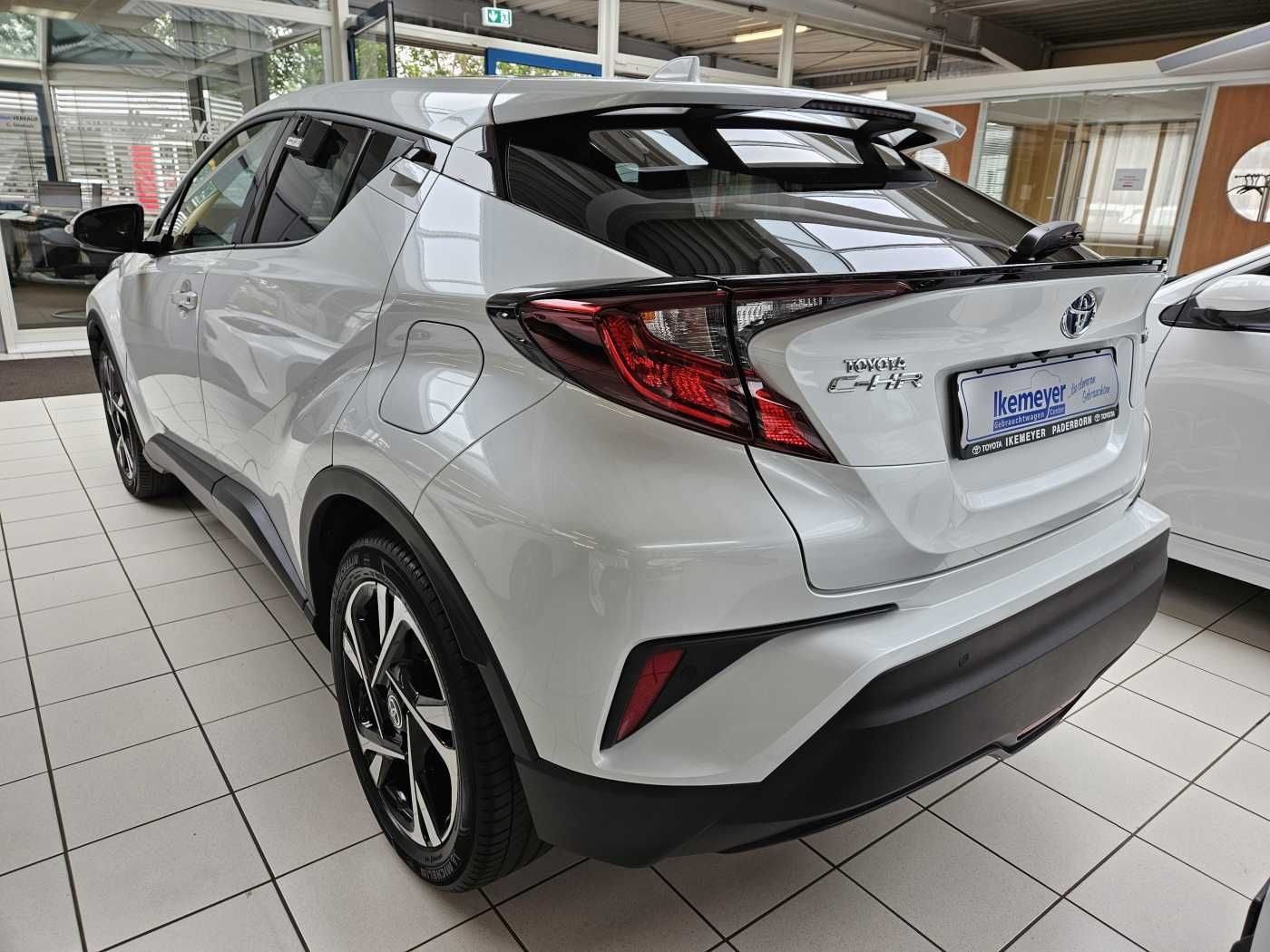 Toyota C-HR Hybrid Team DK - Samsaru's Car Outlet