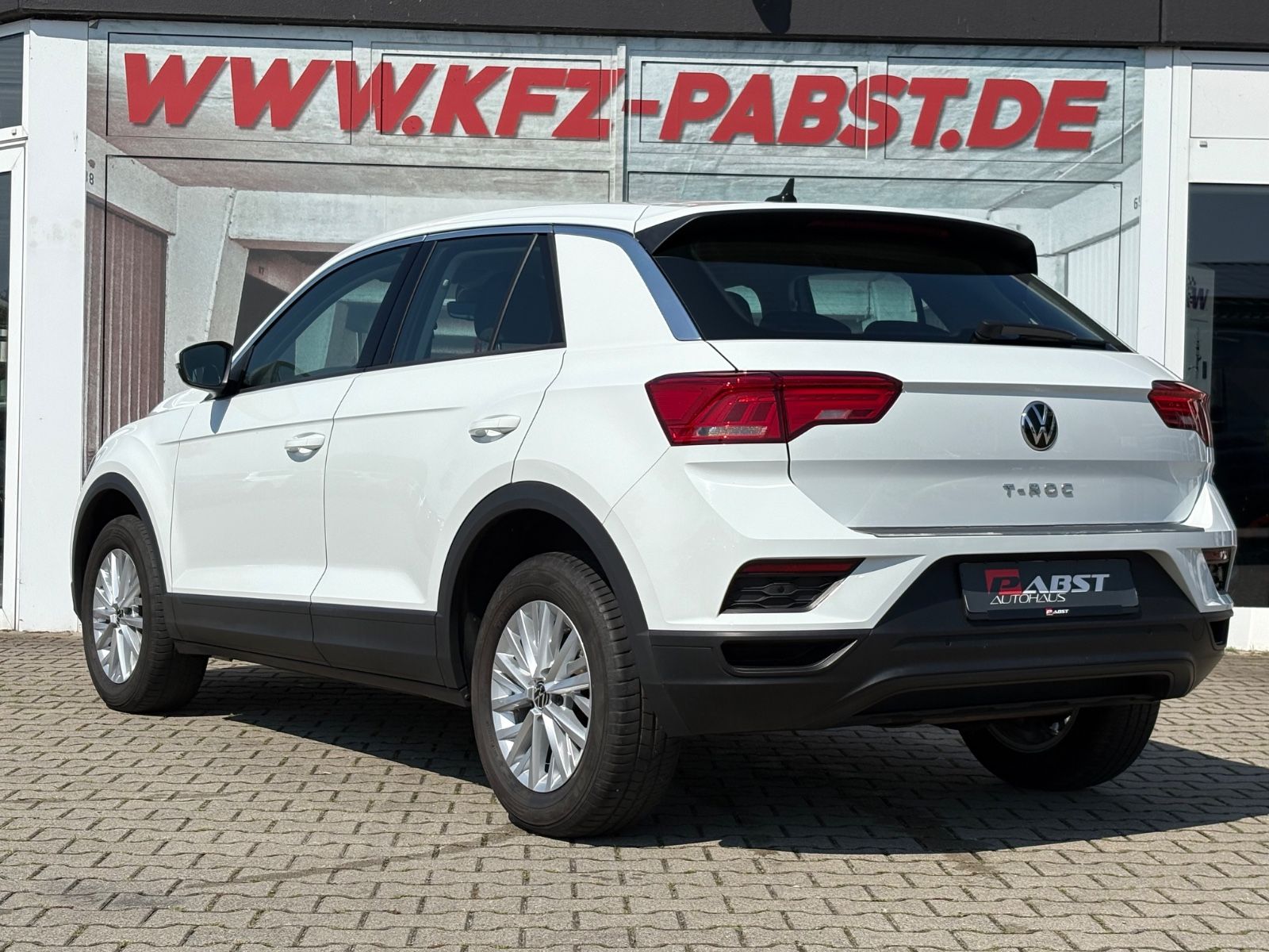 Volkswagen T-Roc - Samsaru's Car Outlet