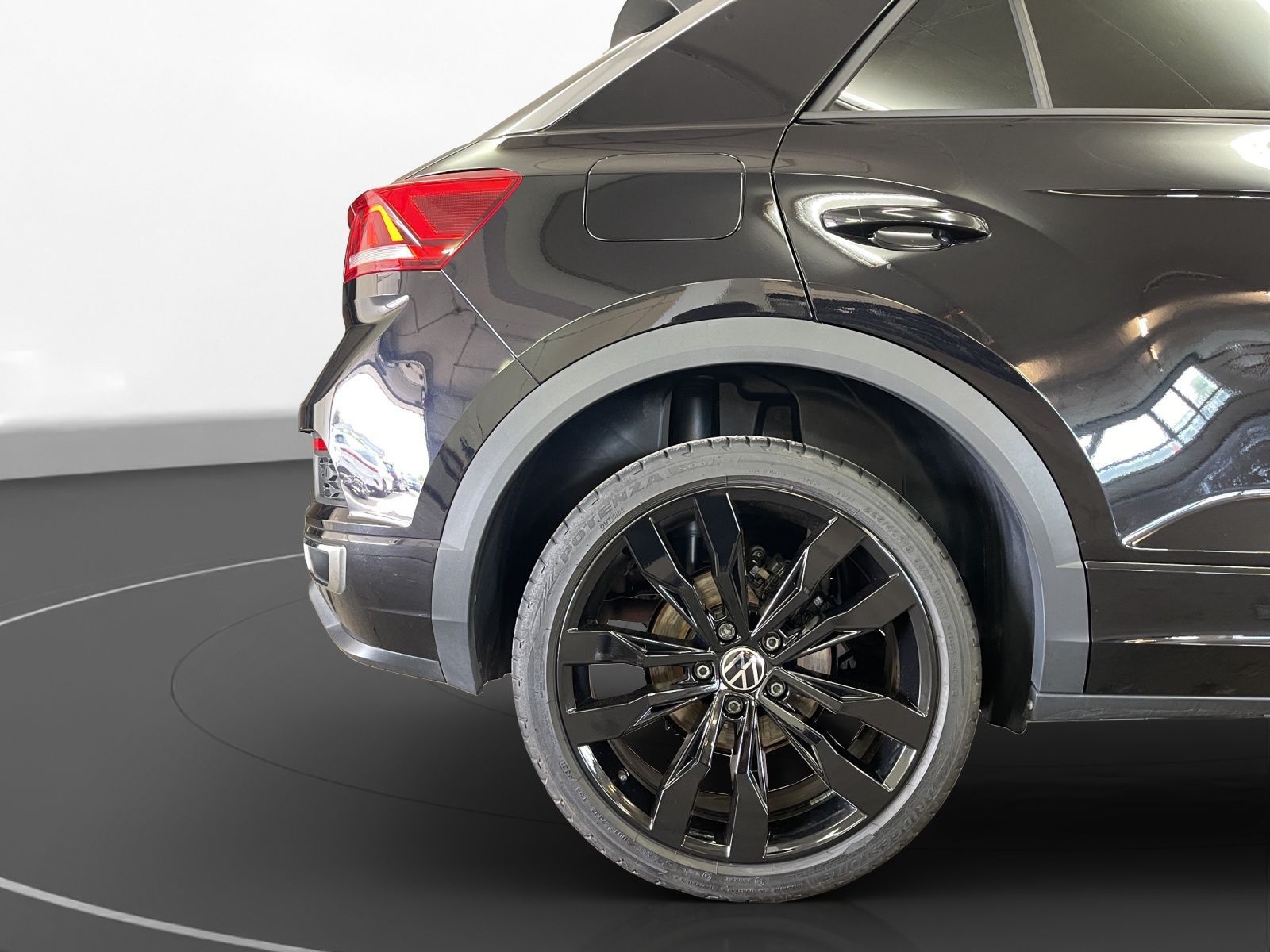 Volkswagen T-Roc 1.5 TSI Sport R-Line - Samsaru's Car Outlet