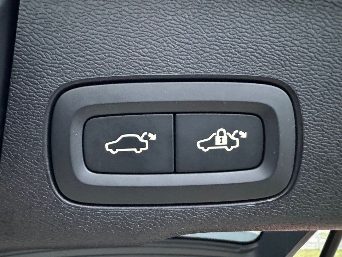 Volvo XC60 B5 AWD Ultimate Dark Luftfahrwerk Bowers &