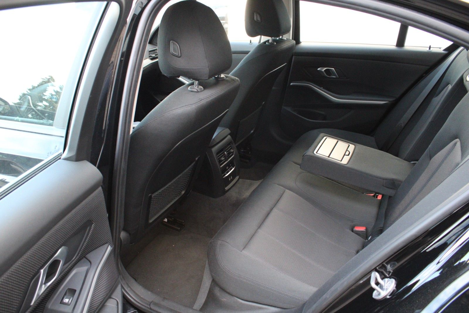 BMW 320i Lim. Advantage - Samsaru's Car Outlet