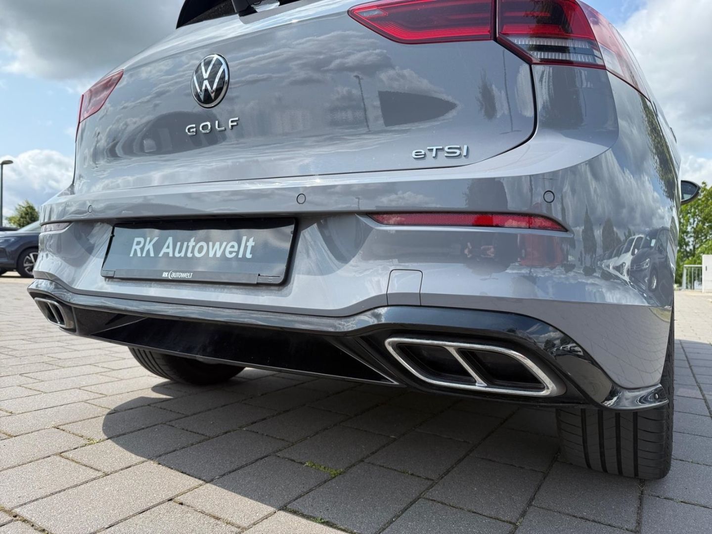 Volkswagen Golf 8 VIII R-Line 1.5 eTSI - Samsaru's Car Outlet