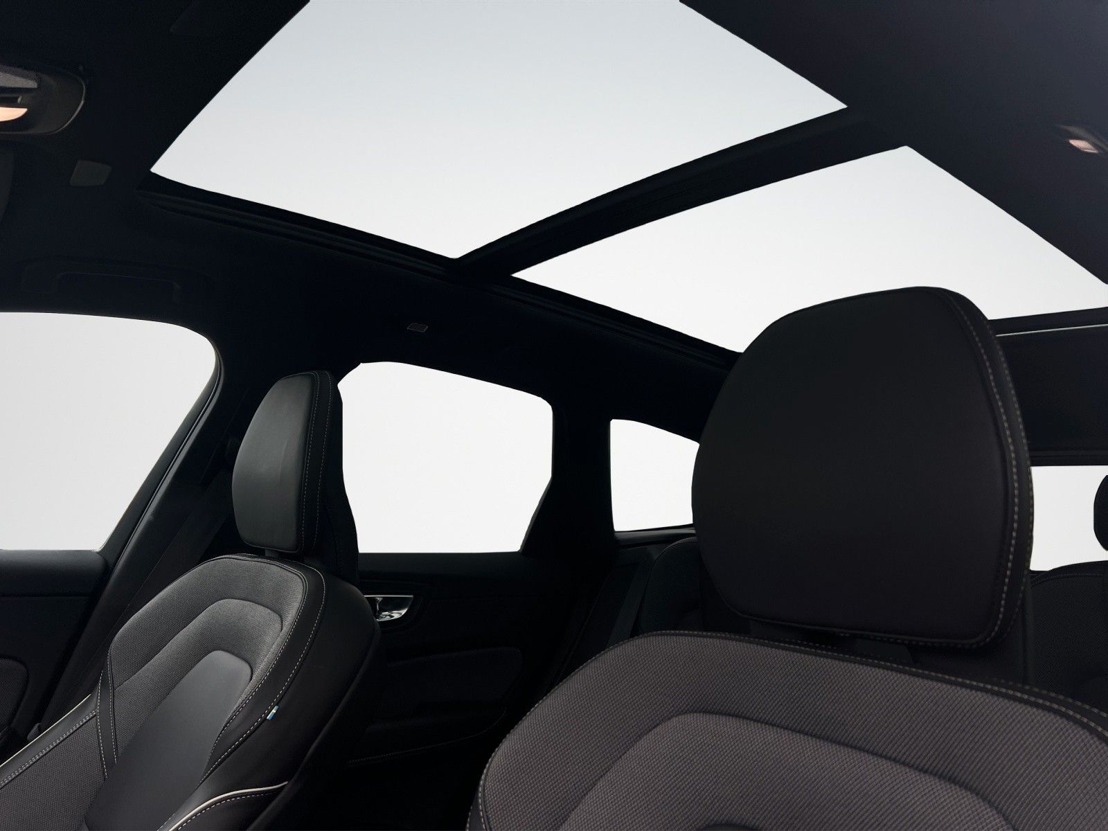 Volvo XC60 B4 D AWD R Design - Samsaru's Car Outlet