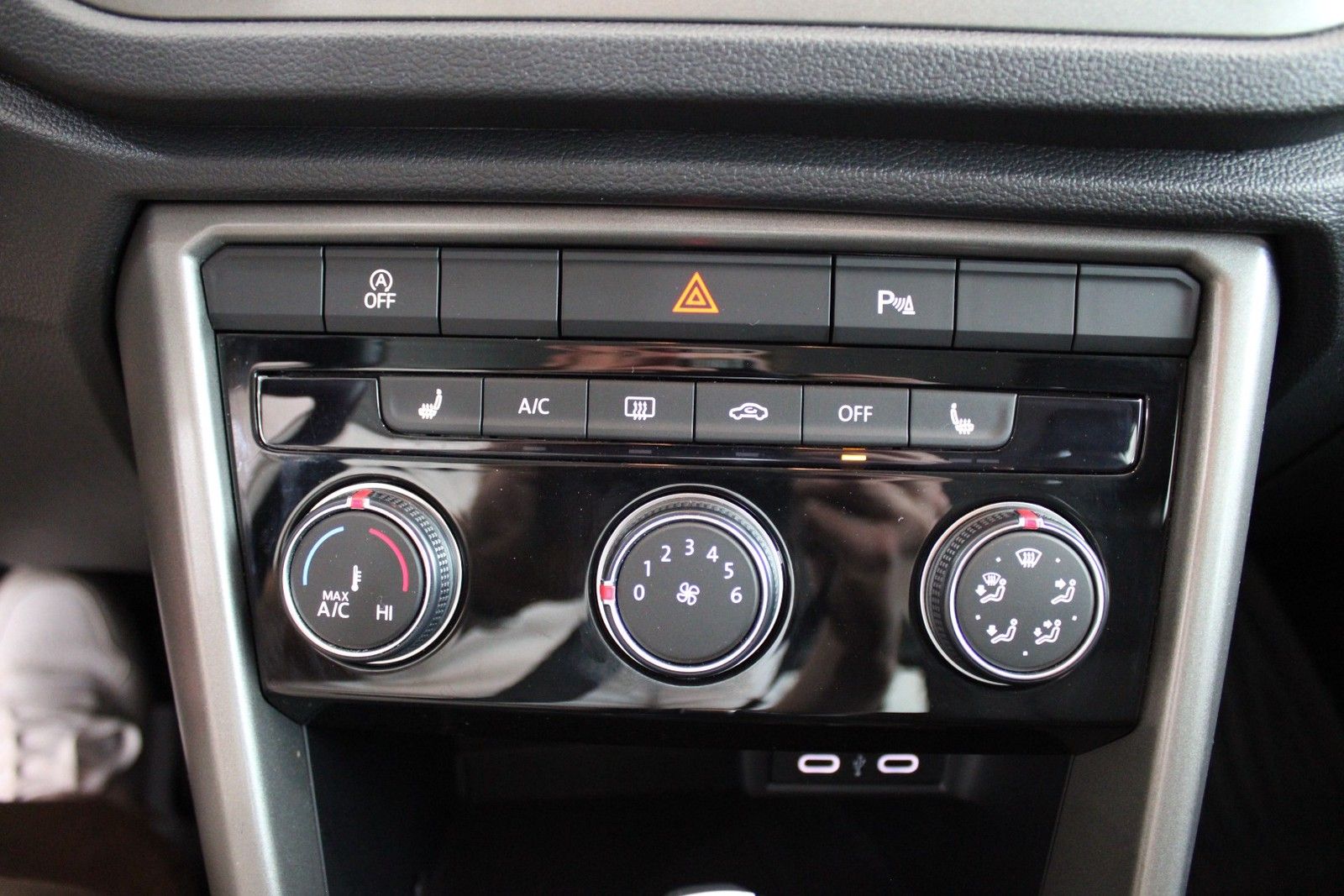 Volkswagen T-Roc 1.5 TSI Style - Samsaru's Car Outlet