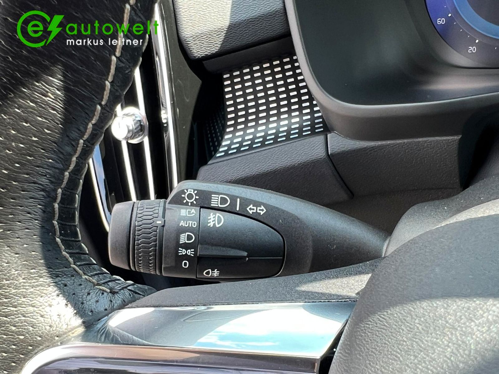Volvo XC40 Recharge P8 AWD R-Design - Samsaru's Car Outlet