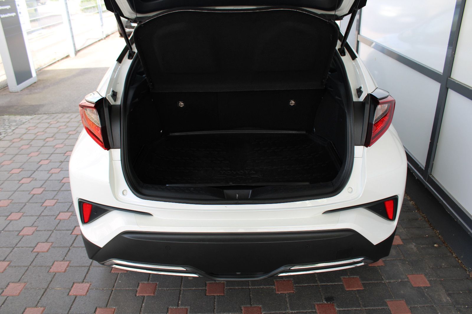Toyota C-HR 2.0 Hybrid - Samsaru's Car Outlet