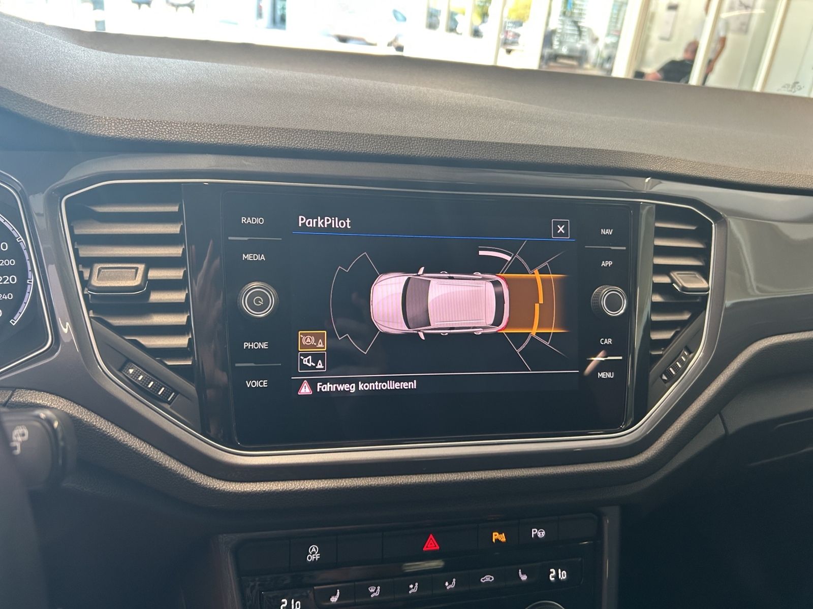 Volkswagen T-Roc 1.5 TSI OPF IQ.DRIVE - Samsaru's Car Outlet